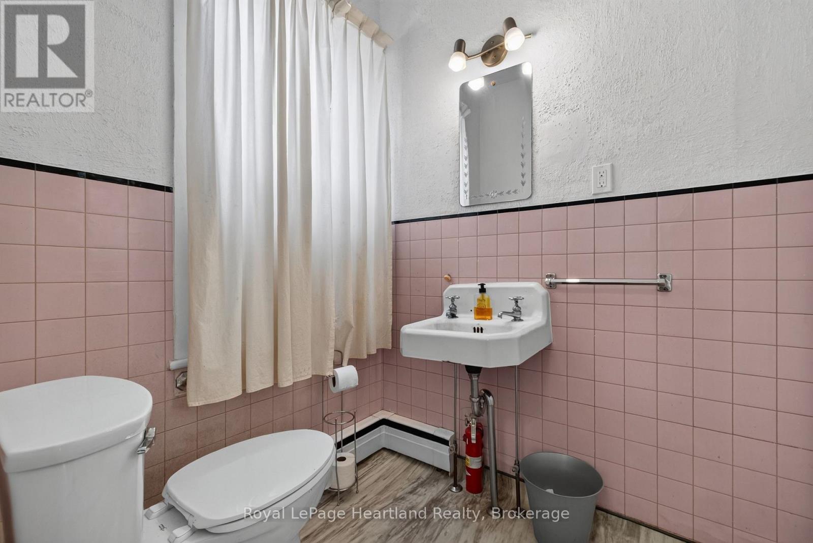 18 Nelson Street E Property Photo 11