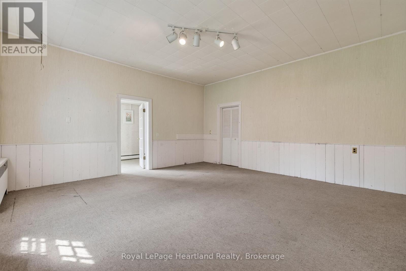 18 Nelson Street E Property Photo 12