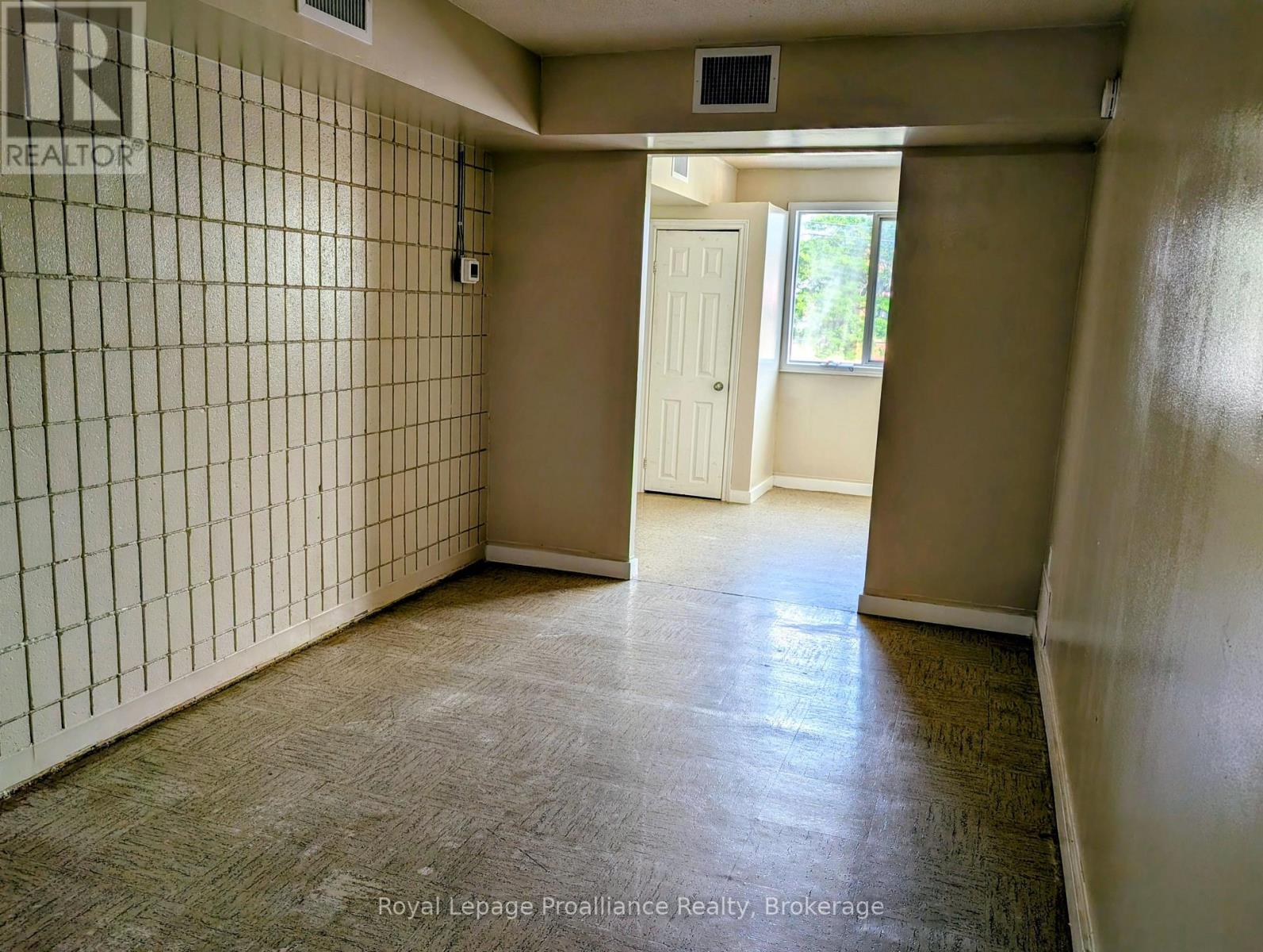 17 - 1837 Lansdowne Street W Property Photo 6