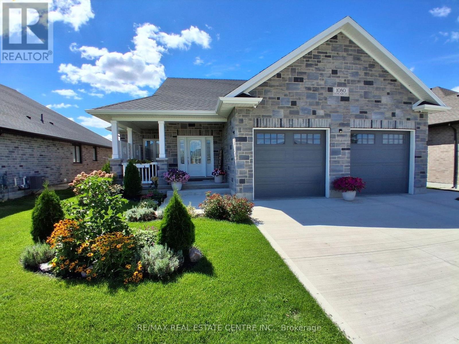 1080 KINCAID STREET W Property Photo 1