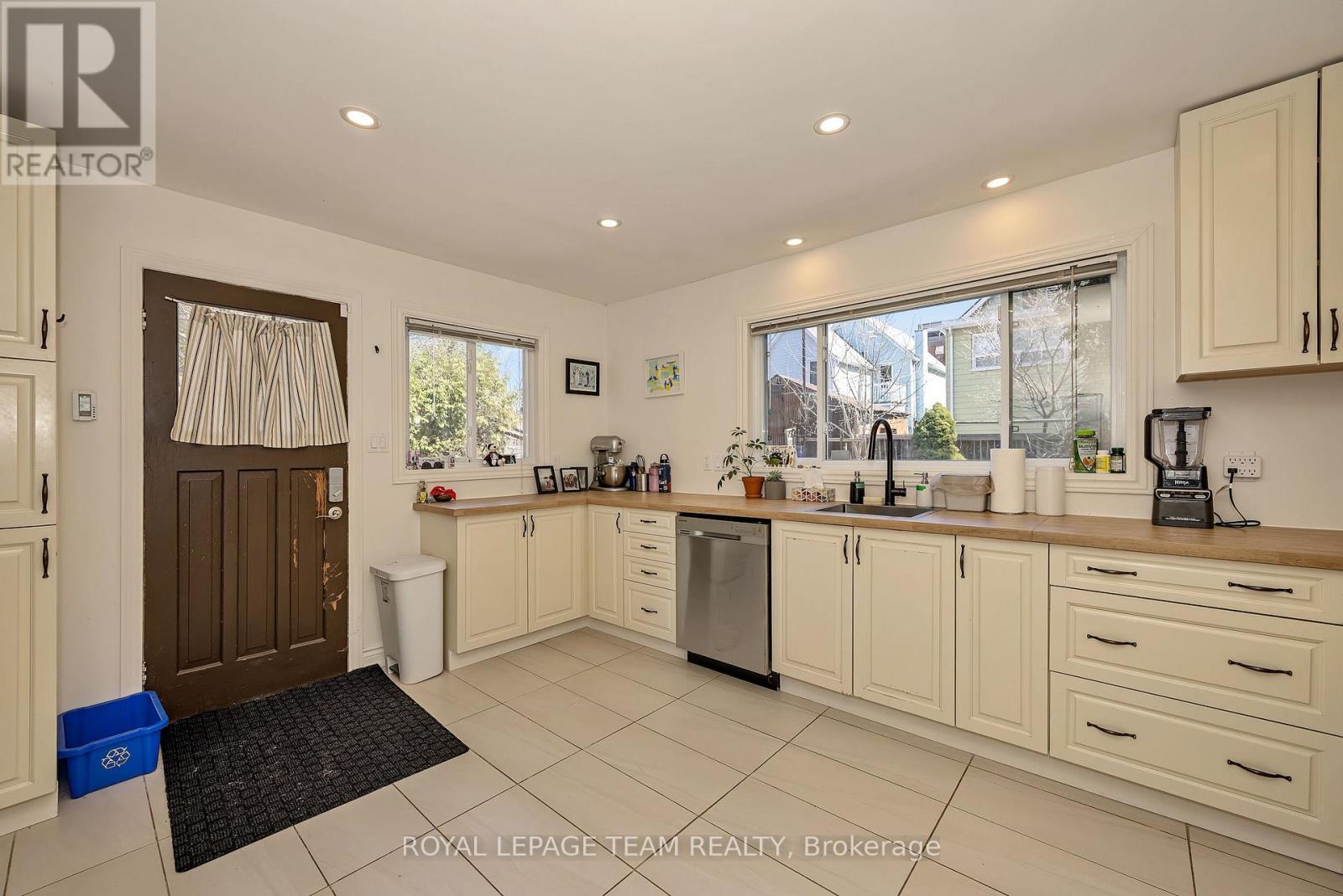 11 Sherbrooke Avenue Property Photo 17