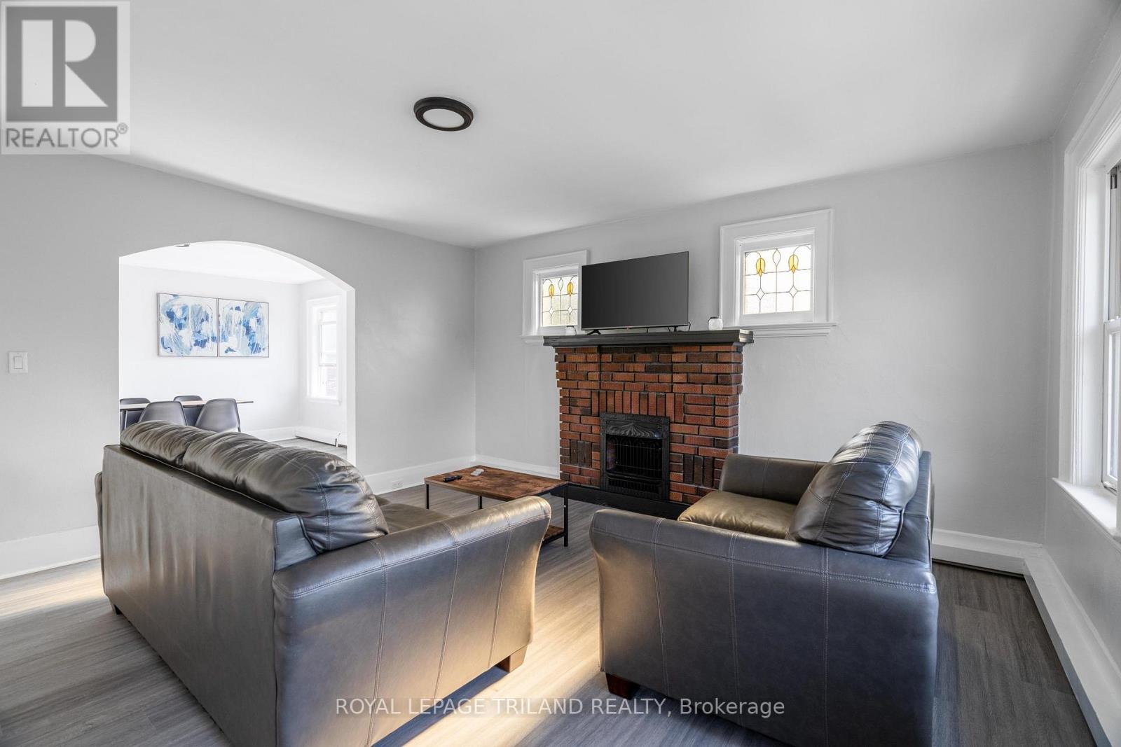 9 - 425 Mckenzie Avenue Property Photo 3
