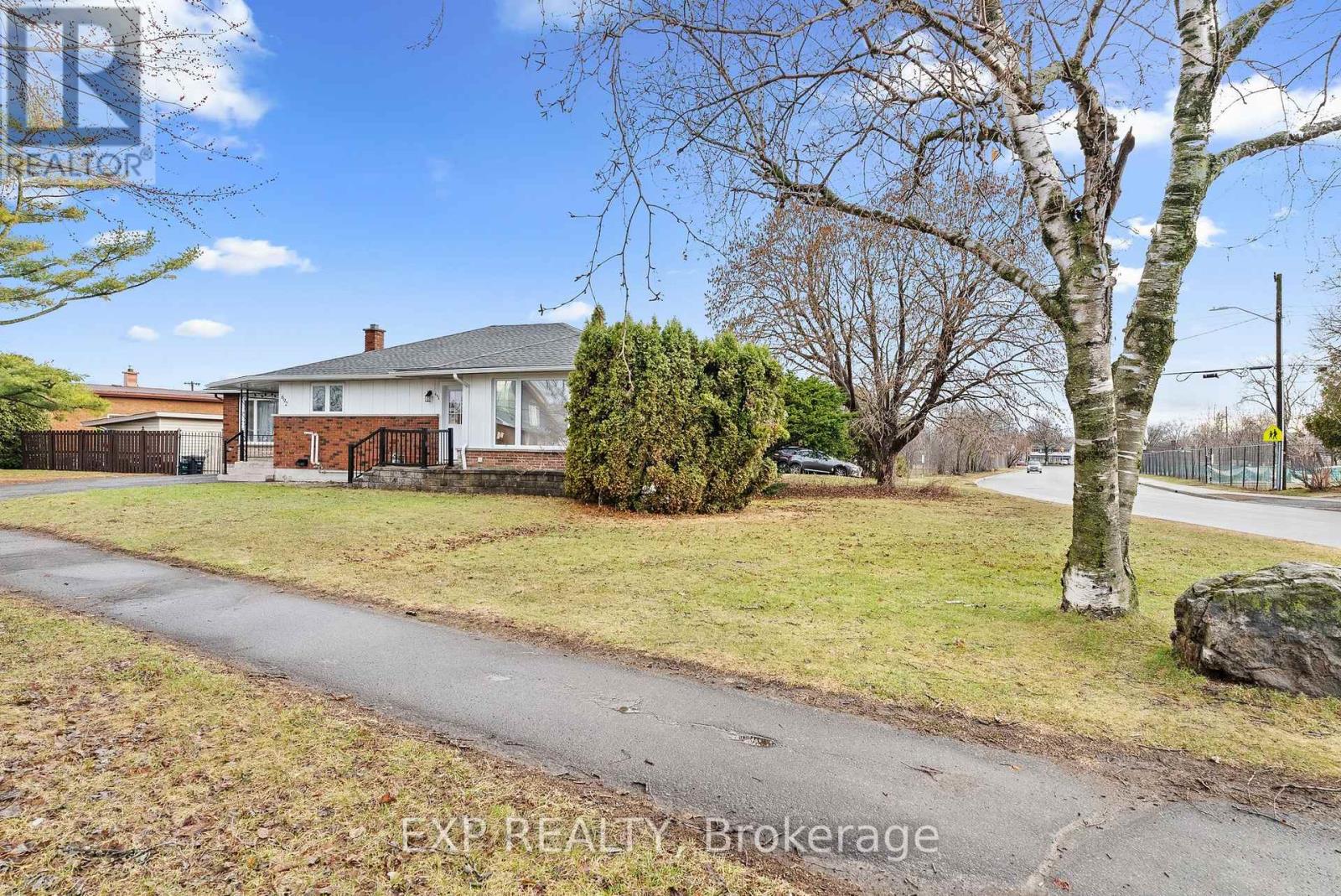 692 Claude Street Property Photo 3