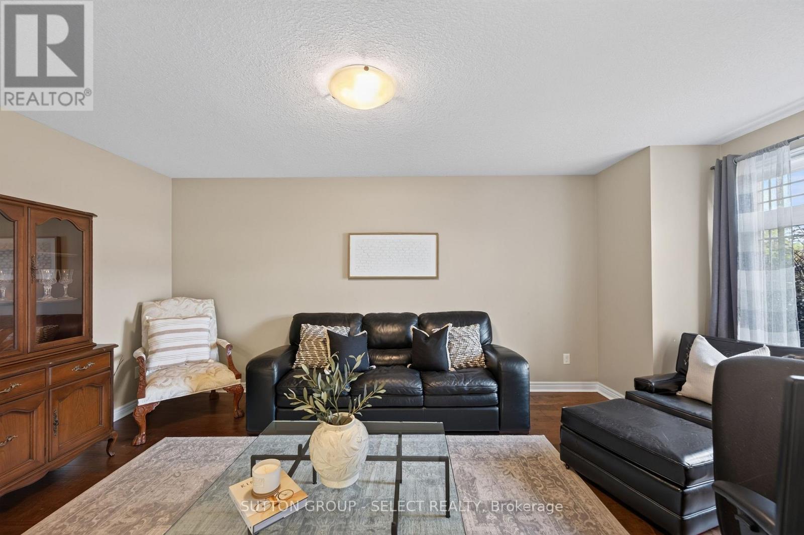 3 Fieldstone Crescent N Property Photo 5