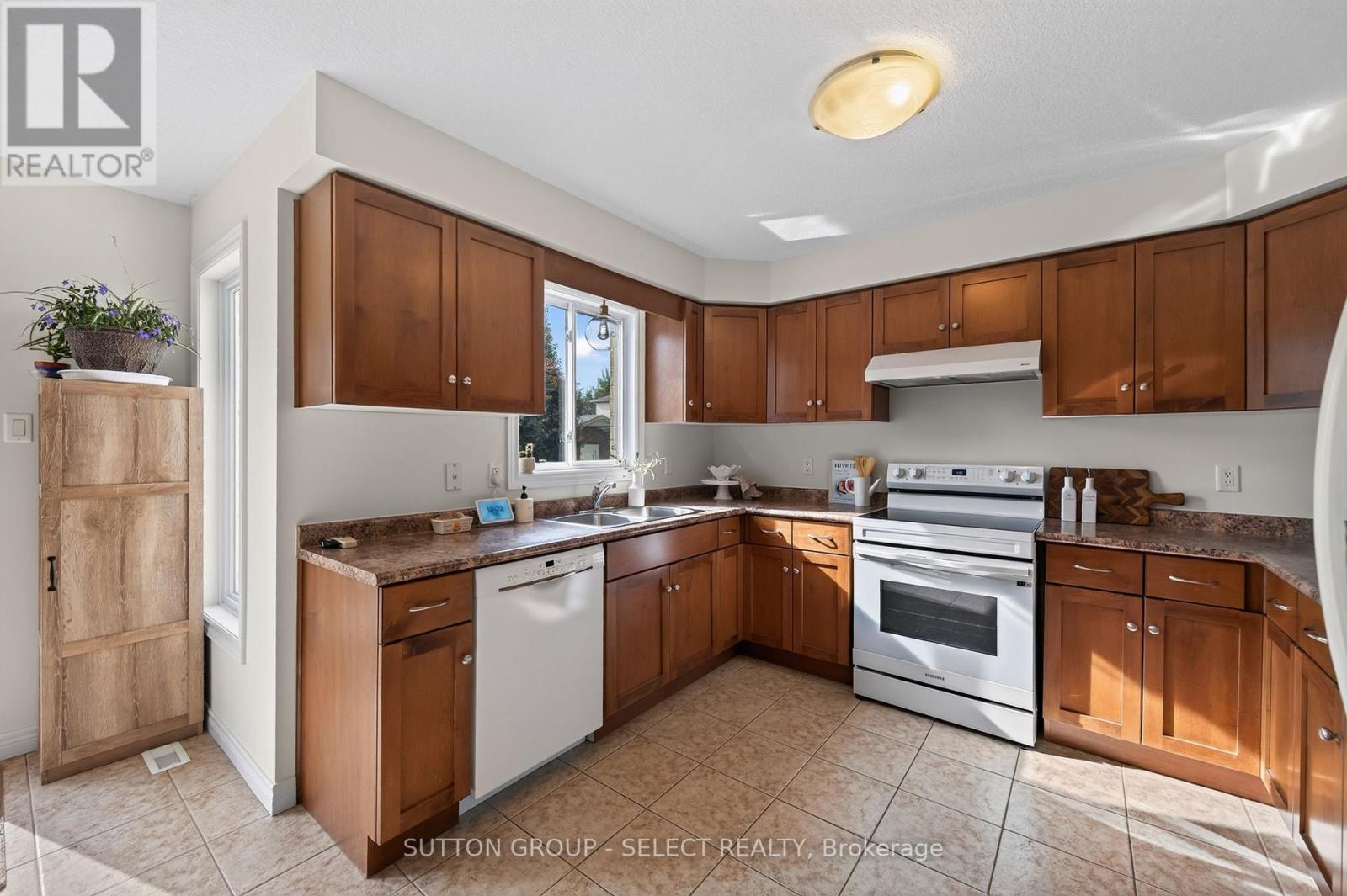 3 Fieldstone Crescent N Property Photo 8