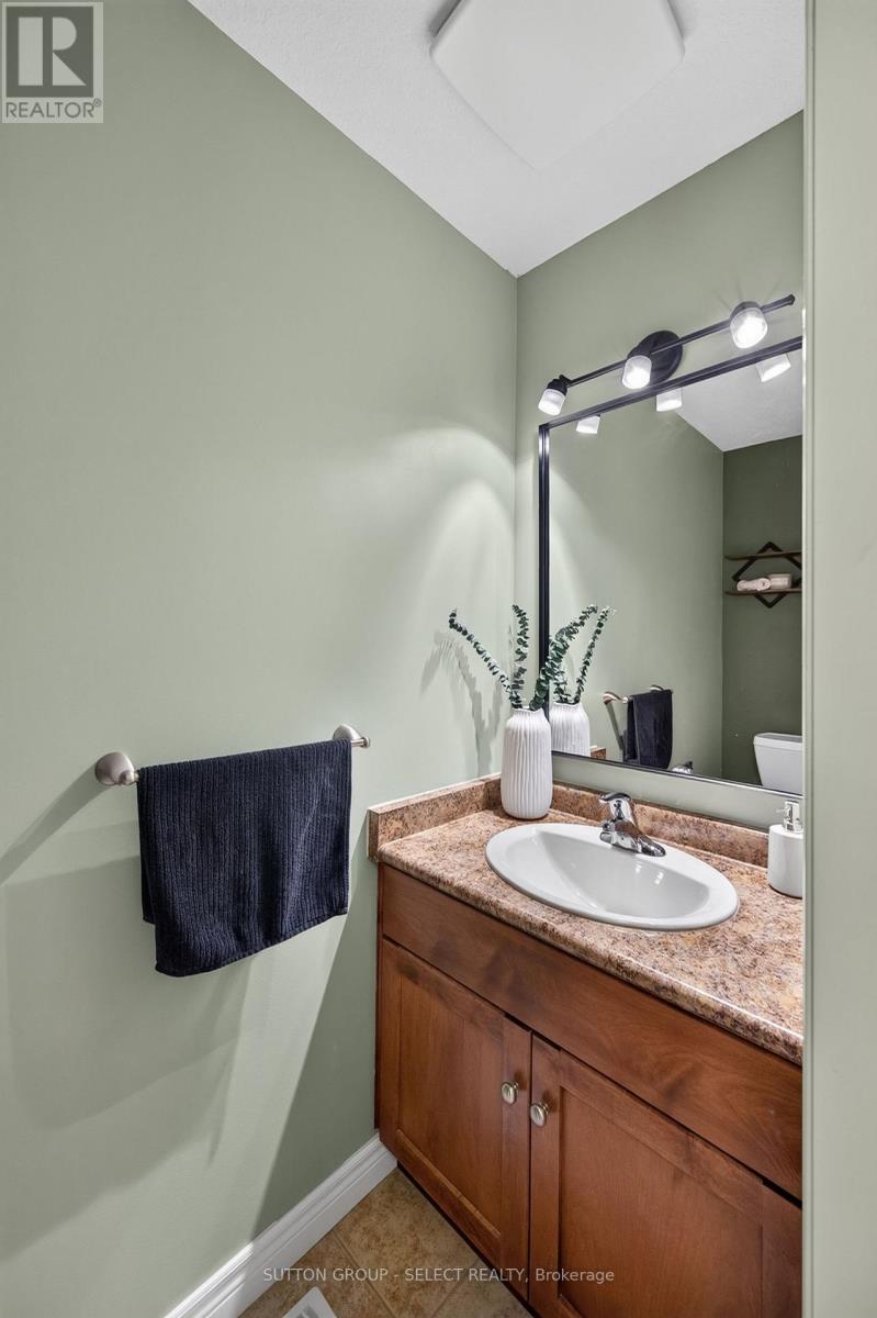 3 Fieldstone Crescent N Property Photo 16