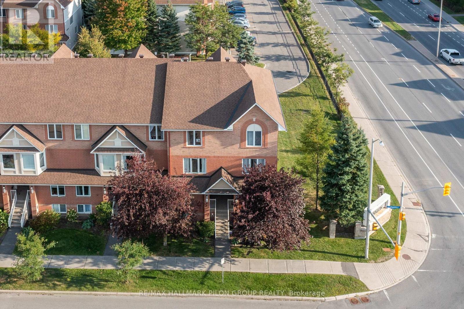 10 LAKEPOINTE DRIVE