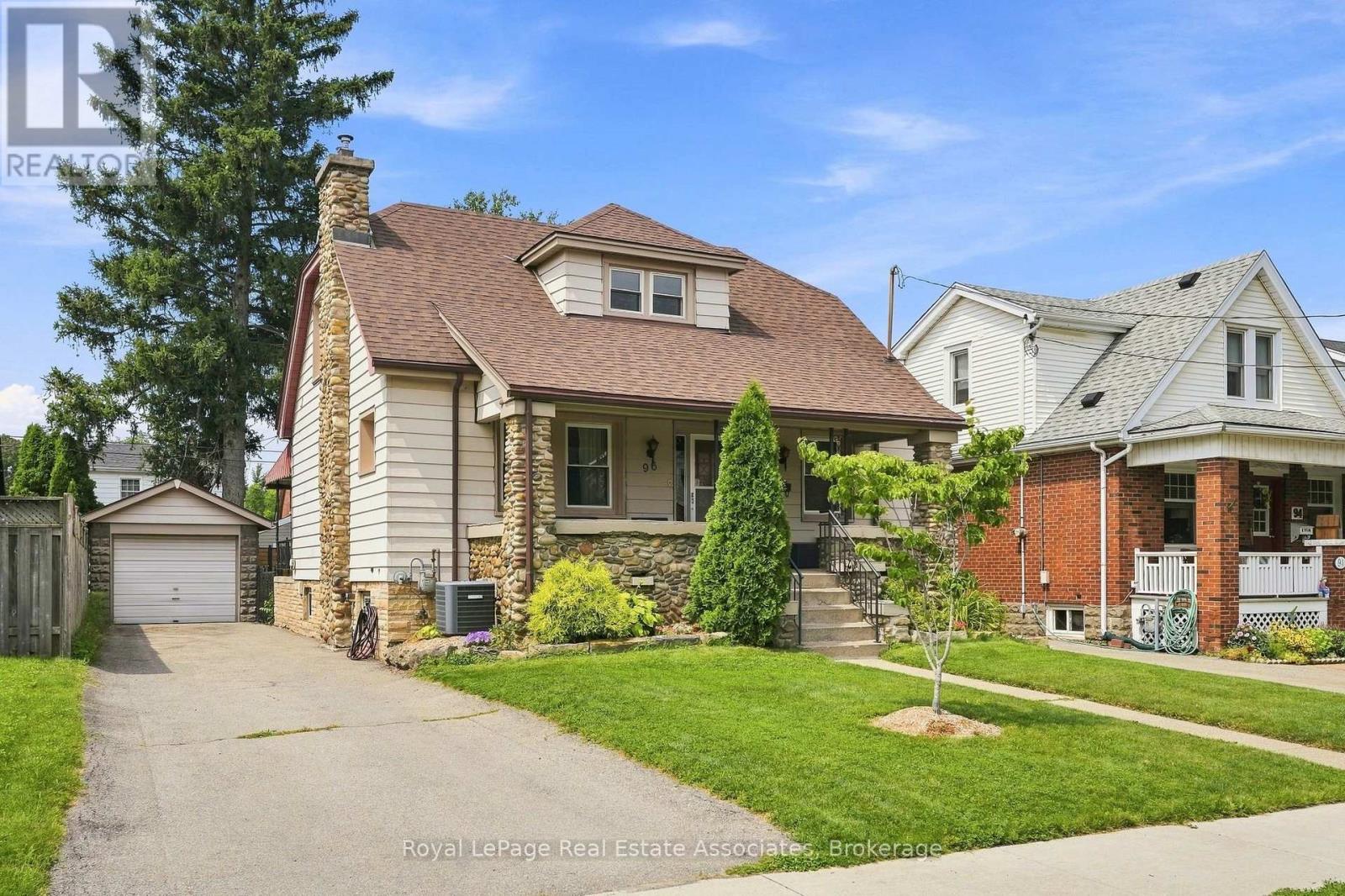96 Huxley Avenue S Property Photo 1