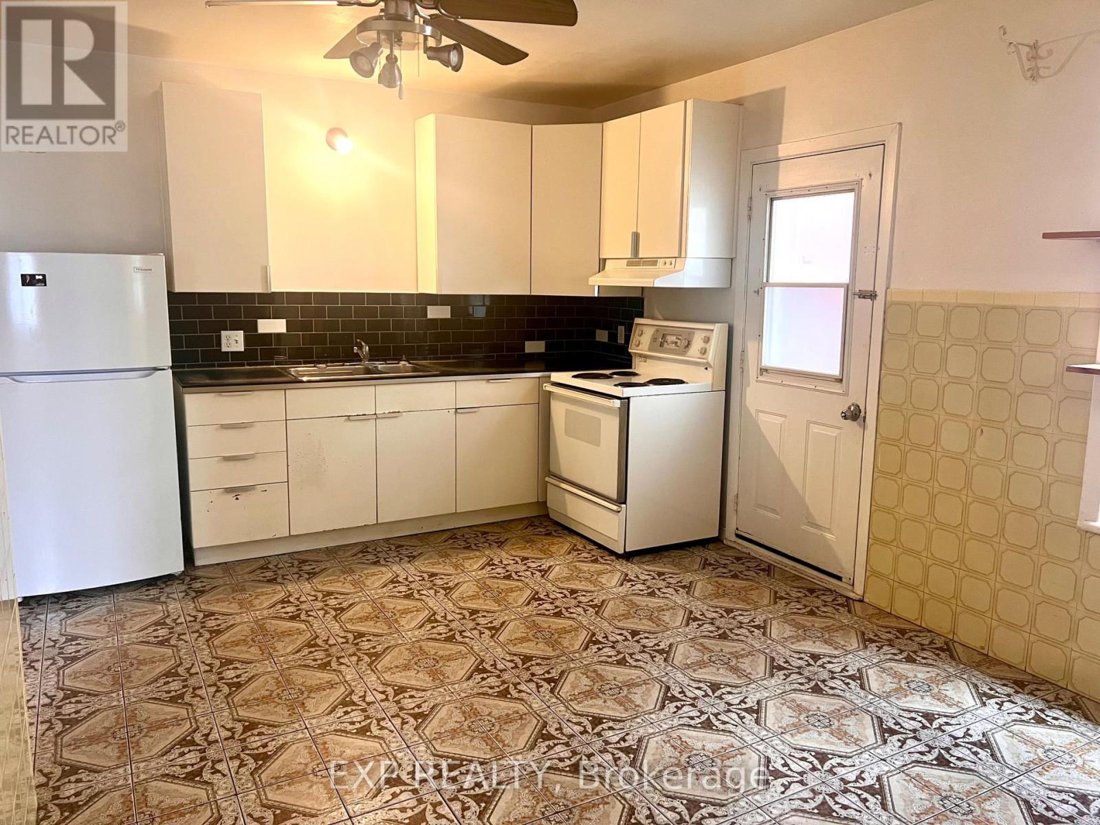 57 Spadina Avenue Property Photo 9