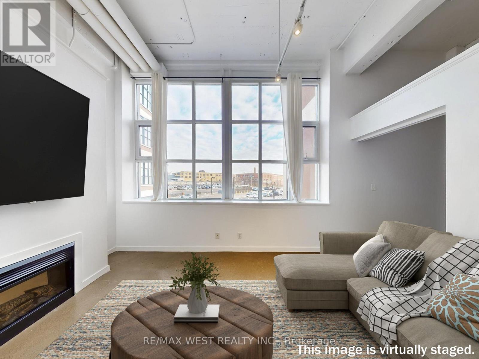 207 - 410 King Street W Property Photo 7