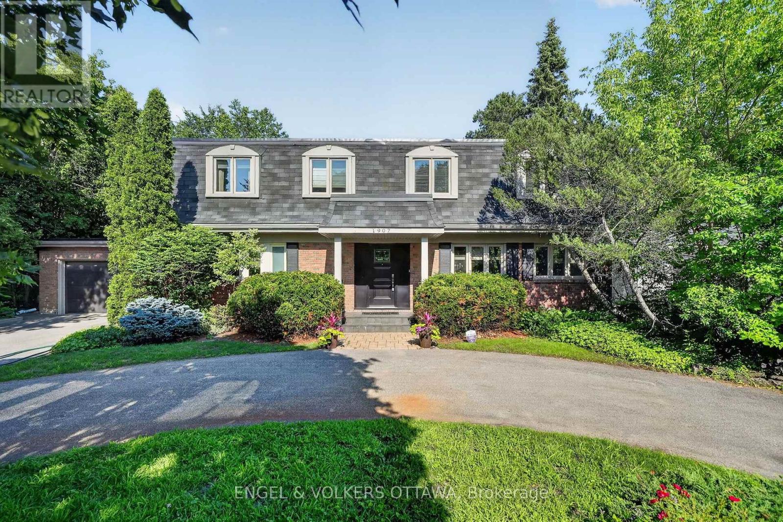1907 Fairmeadow Crescent Property Photo 1