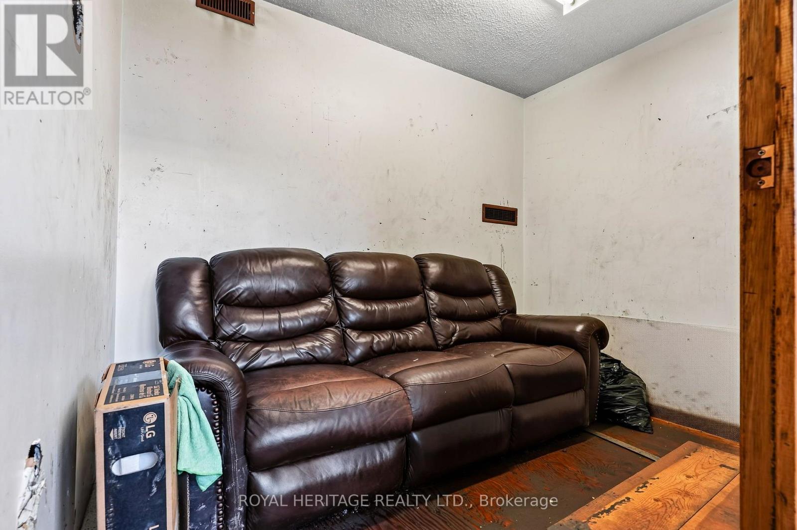 107 Aylmer Street N Property Photo 29