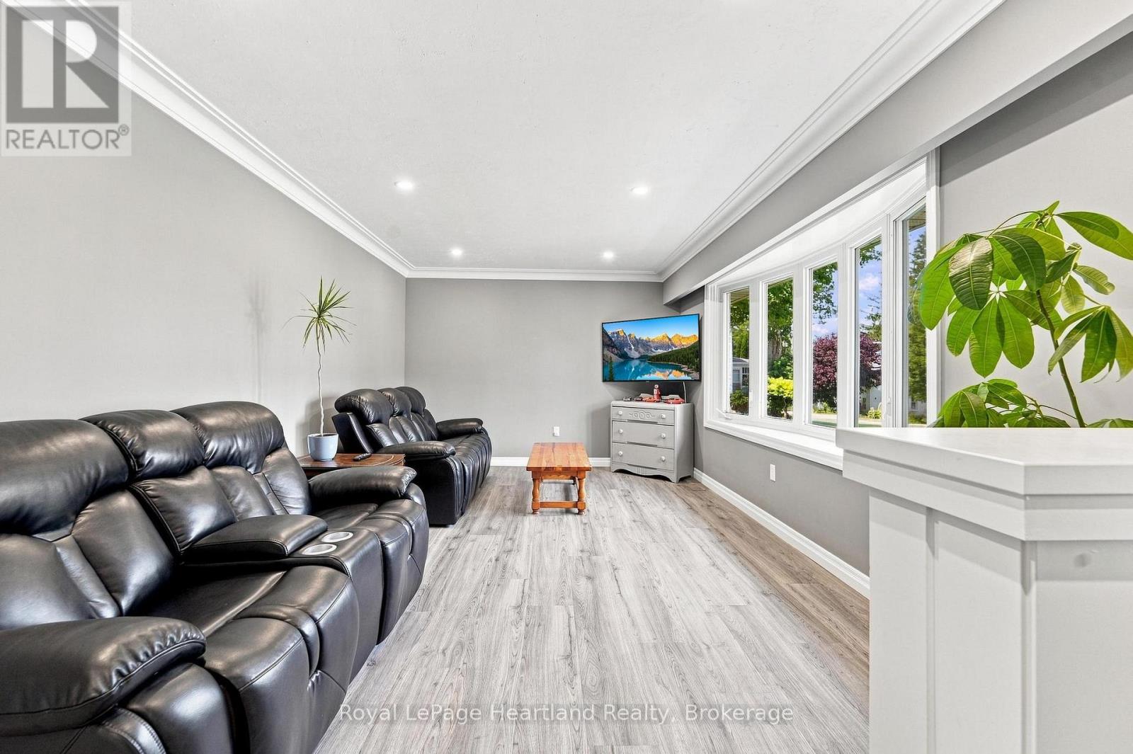 3042 Albert Street Property Photo 11