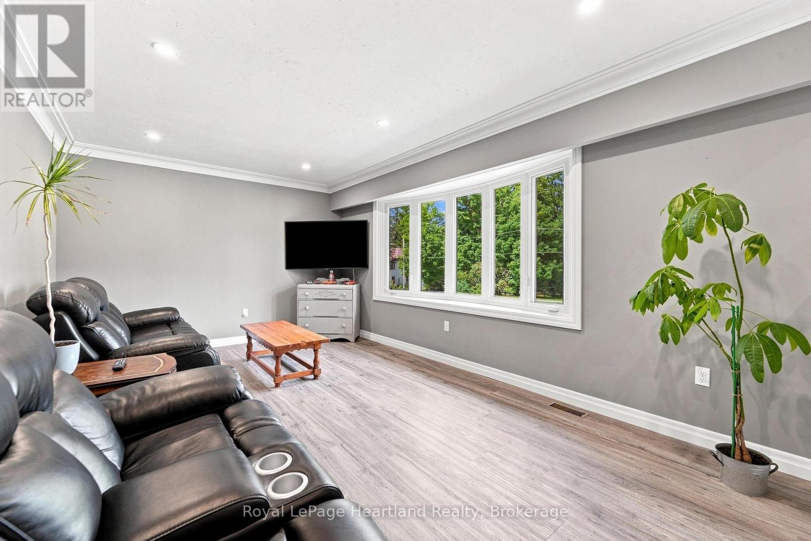 3042 Albert Street Property Photo 12