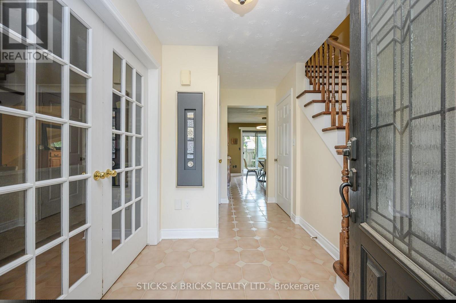 7102 Burbank Crescent Property Photo 4