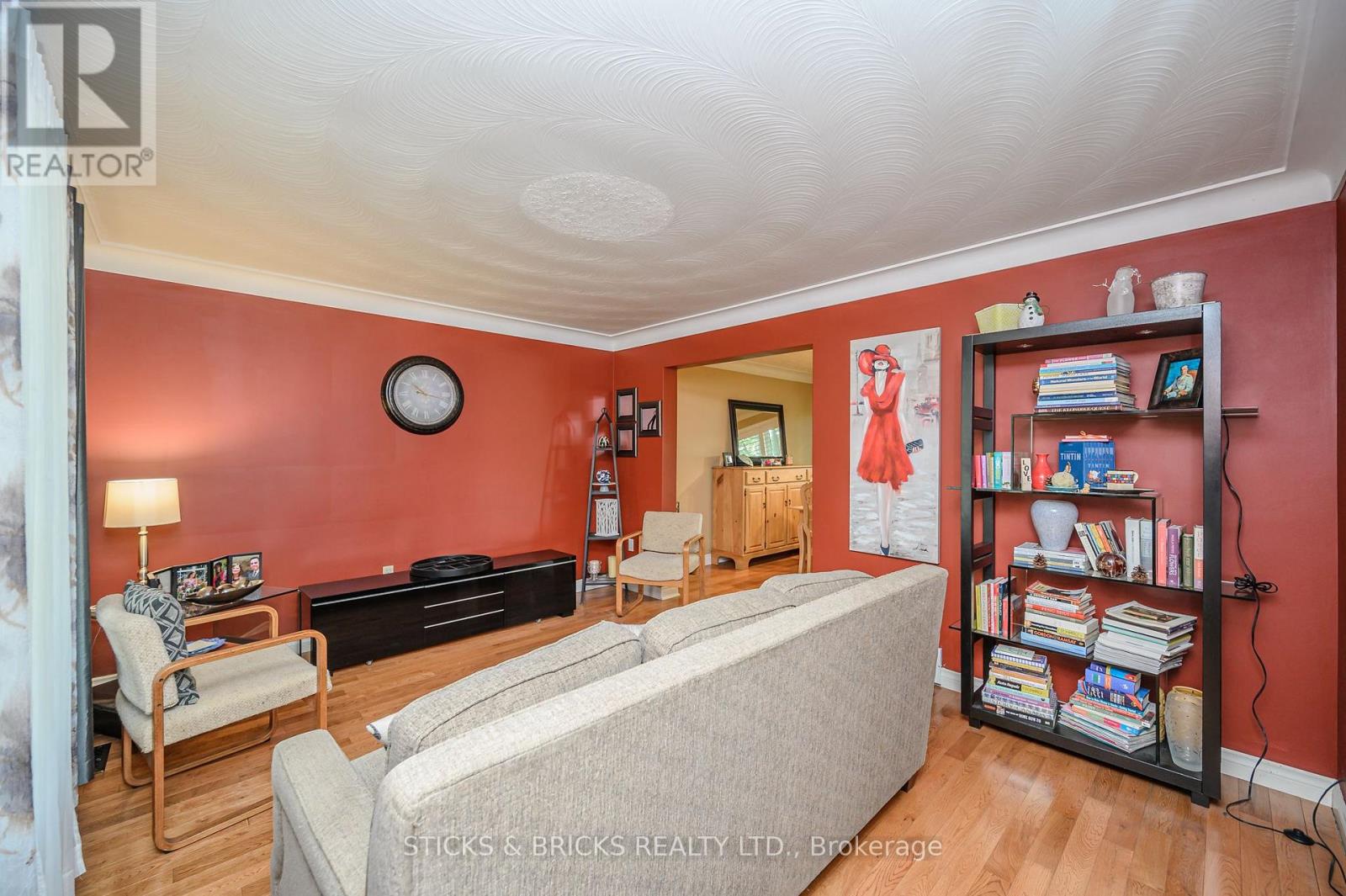 7102 Burbank Crescent Property Photo 5