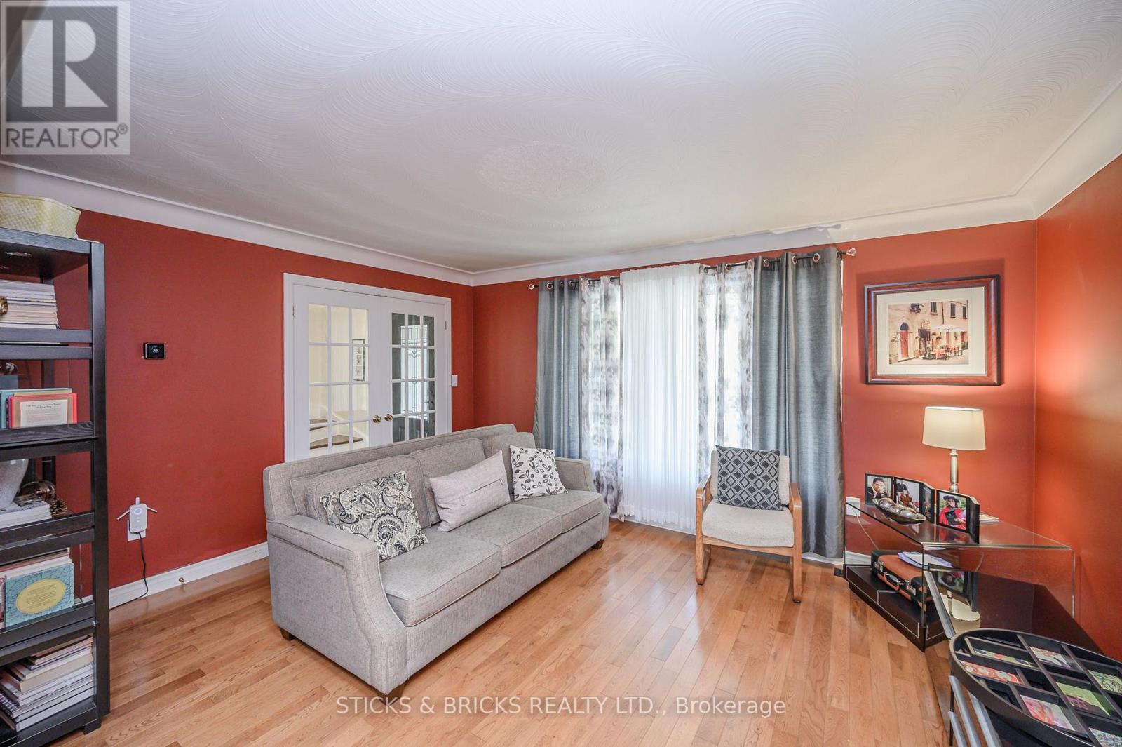 7102 Burbank Crescent Property Photo 6