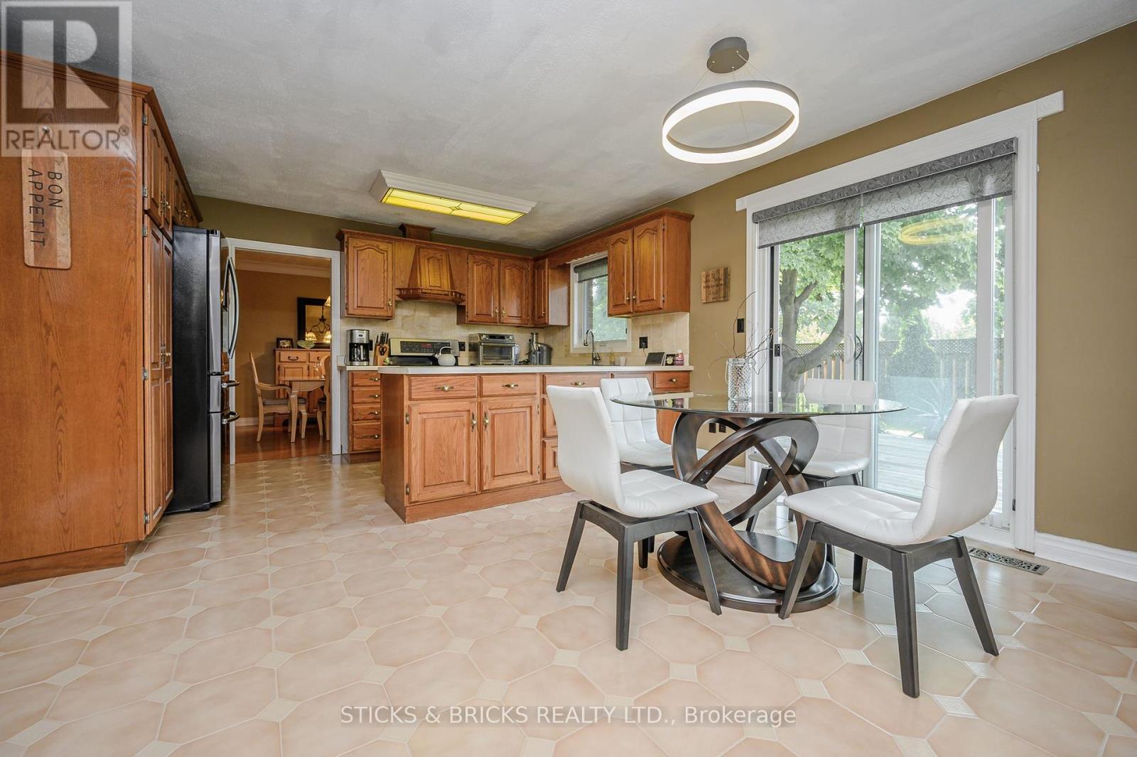 7102 Burbank Crescent Property Photo 8