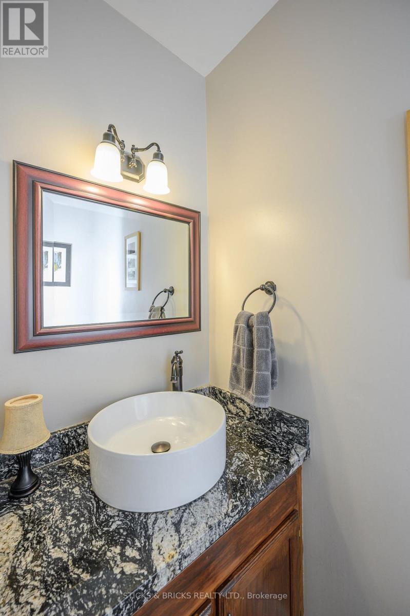 7102 Burbank Crescent Property Photo 15
