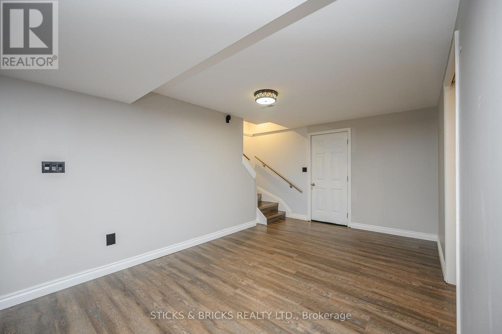 7102 Burbank Crescent Property Photo 16