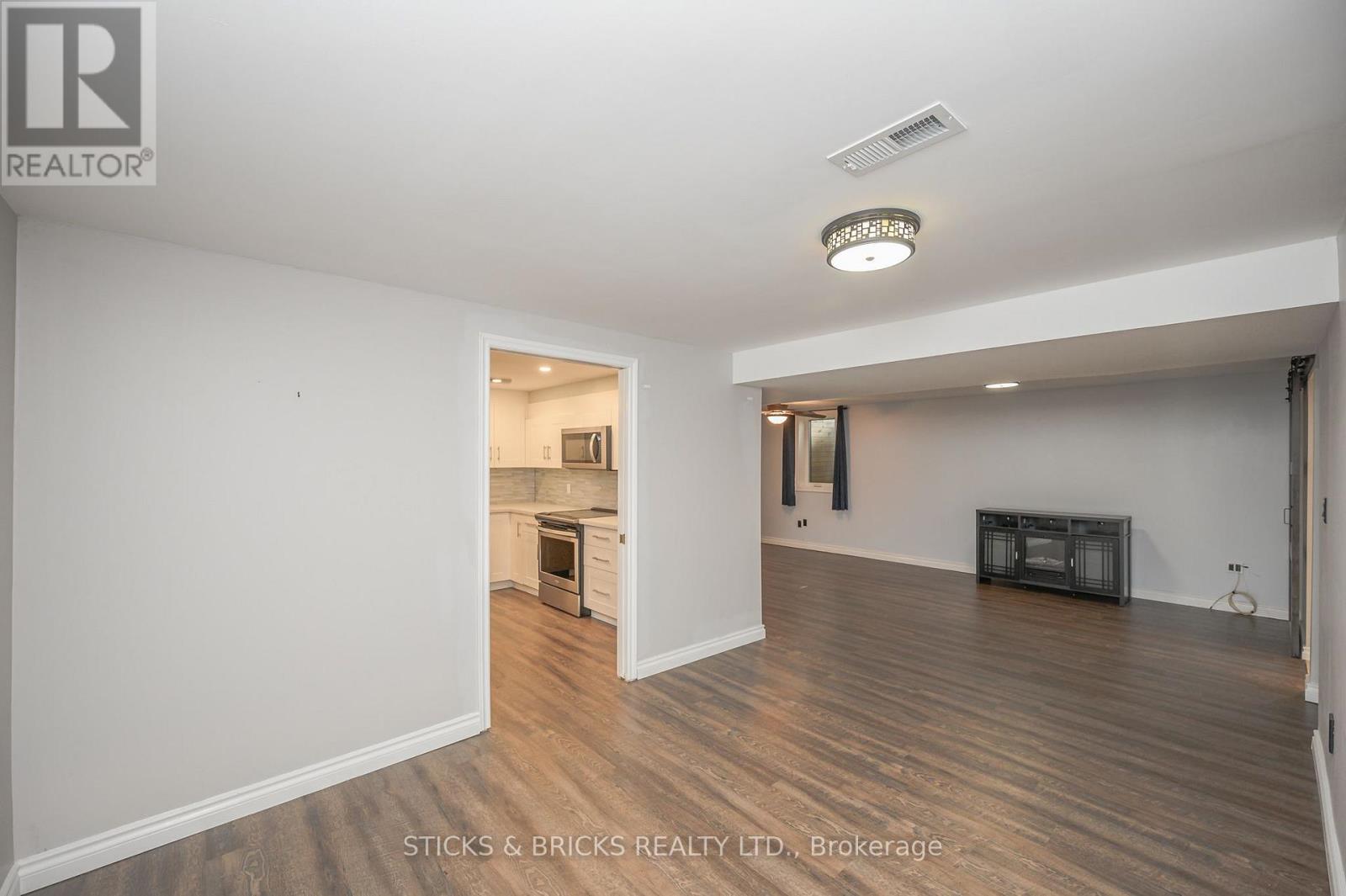 7102 Burbank Crescent Property Photo 18
