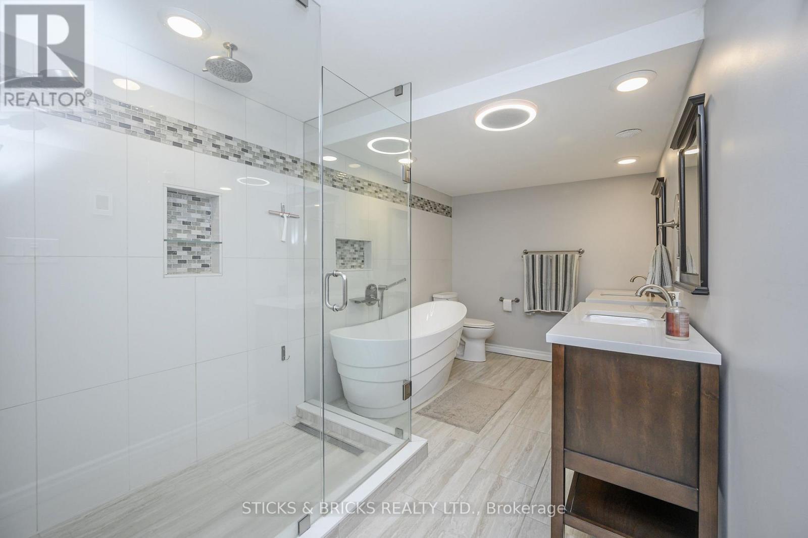 7102 Burbank Crescent Property Photo 22