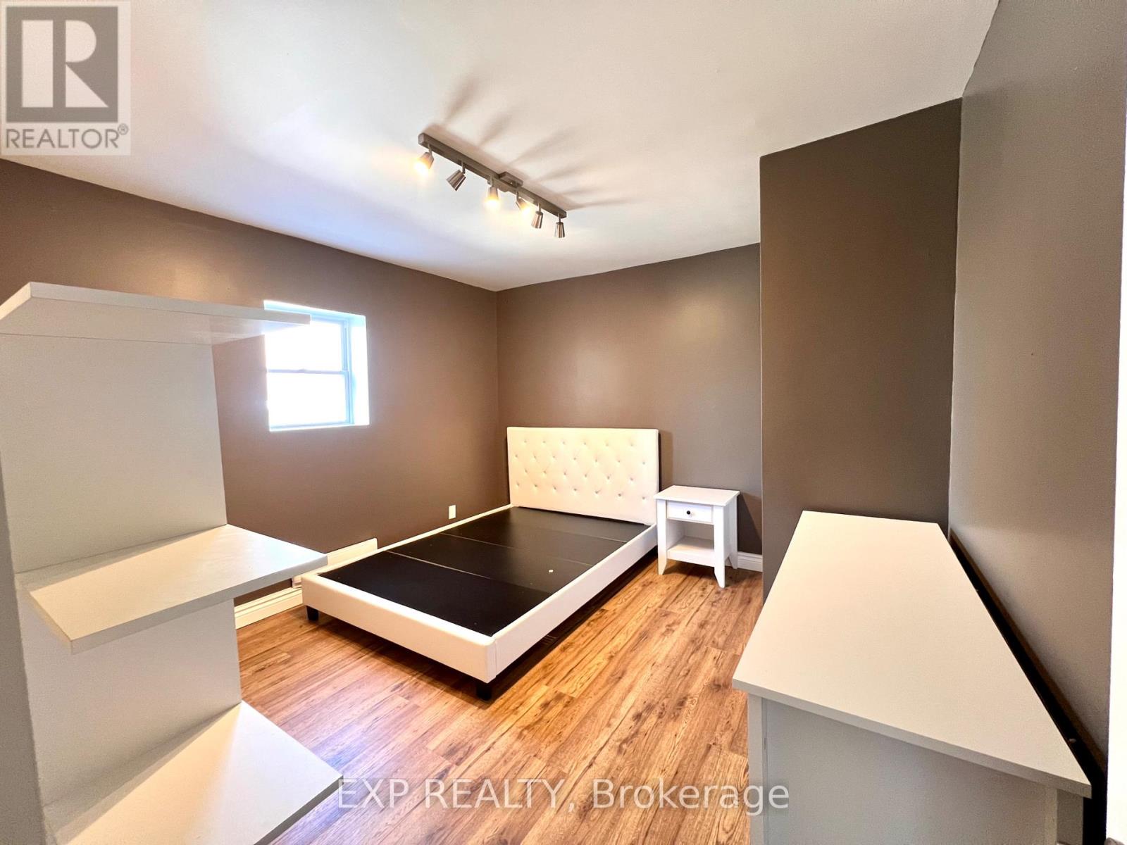 1079 Wellington Street W Property Photo 17