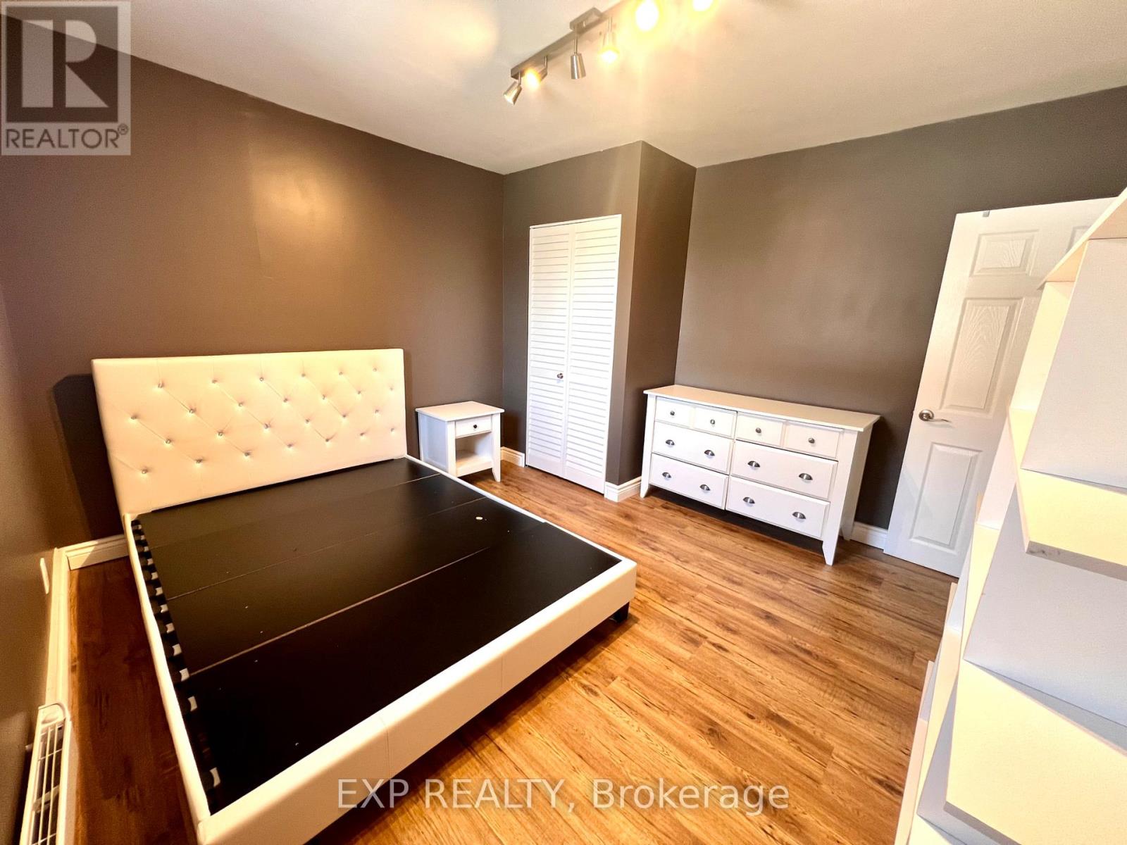 1079 Wellington Street W Property Photo 18