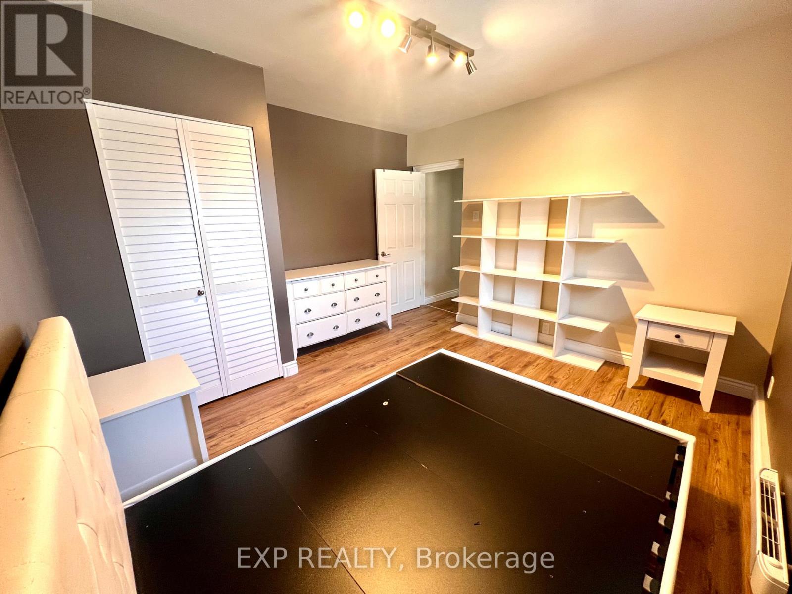 1079 Wellington Street W Property Photo 19