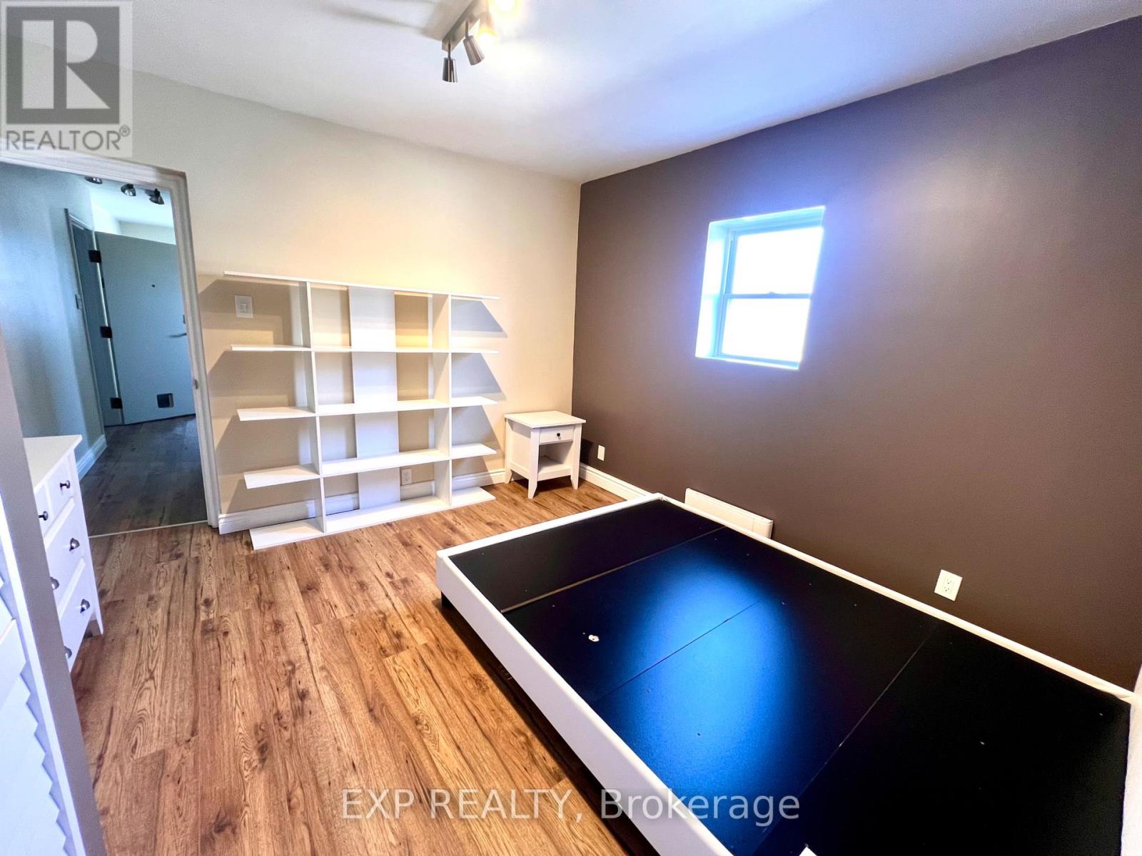1079 Wellington Street W Property Photo 20