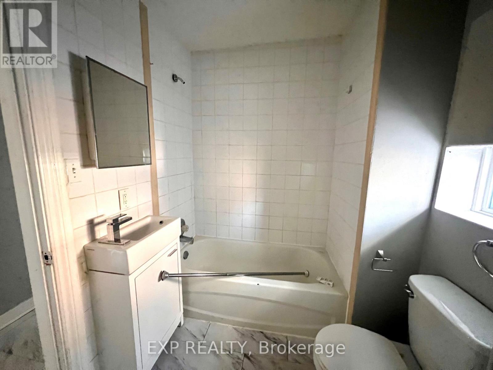 1079 Wellington Street W Property Photo 24