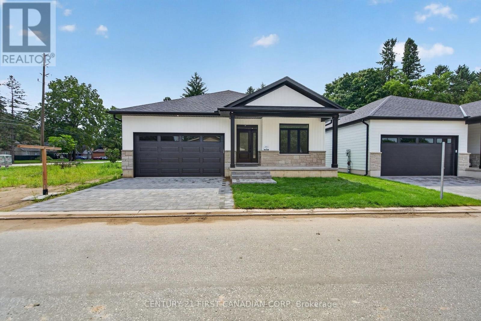 4 - 430 Head Street N Property Photo 1