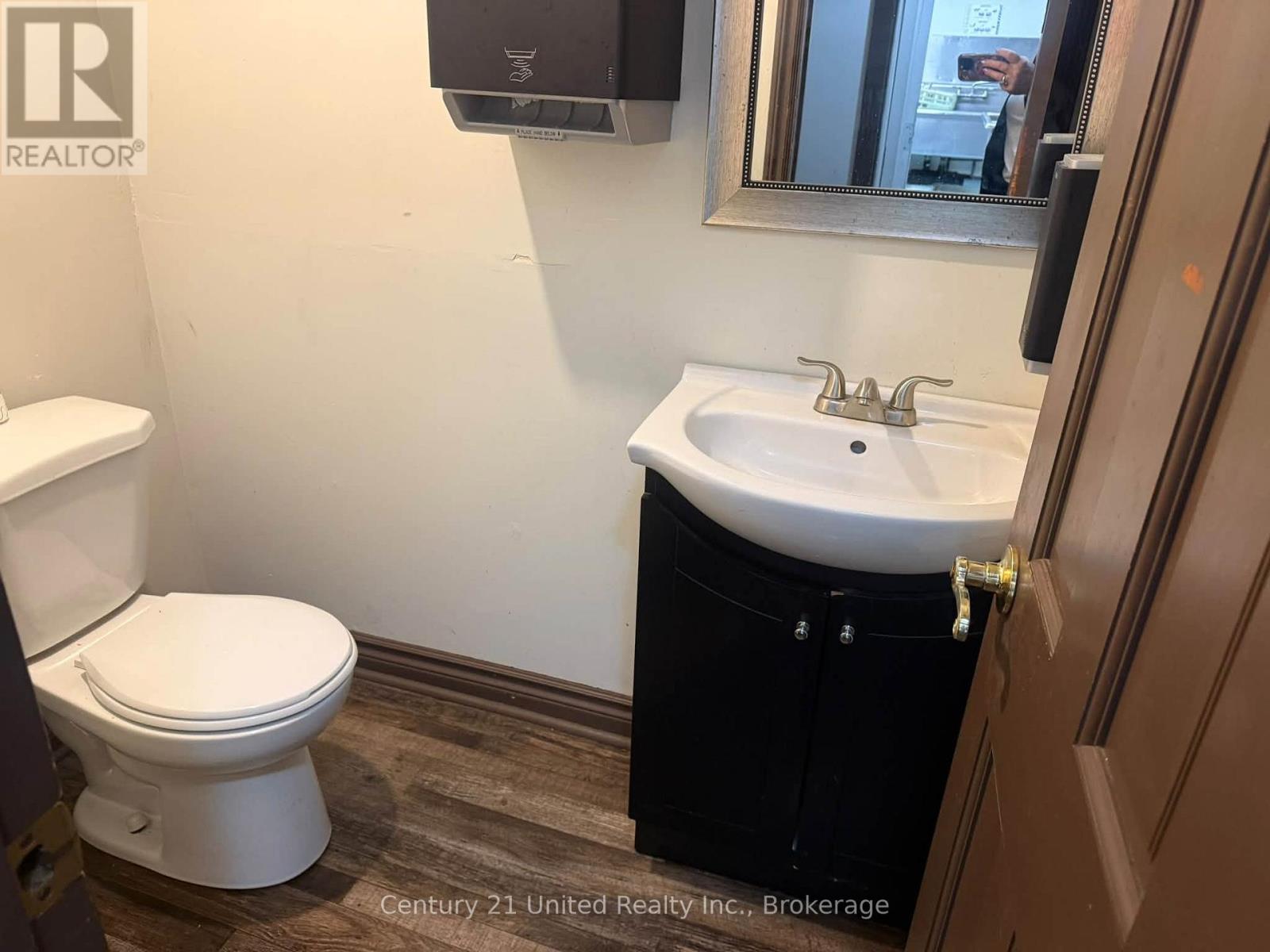 95 King Street W Property Photo 9