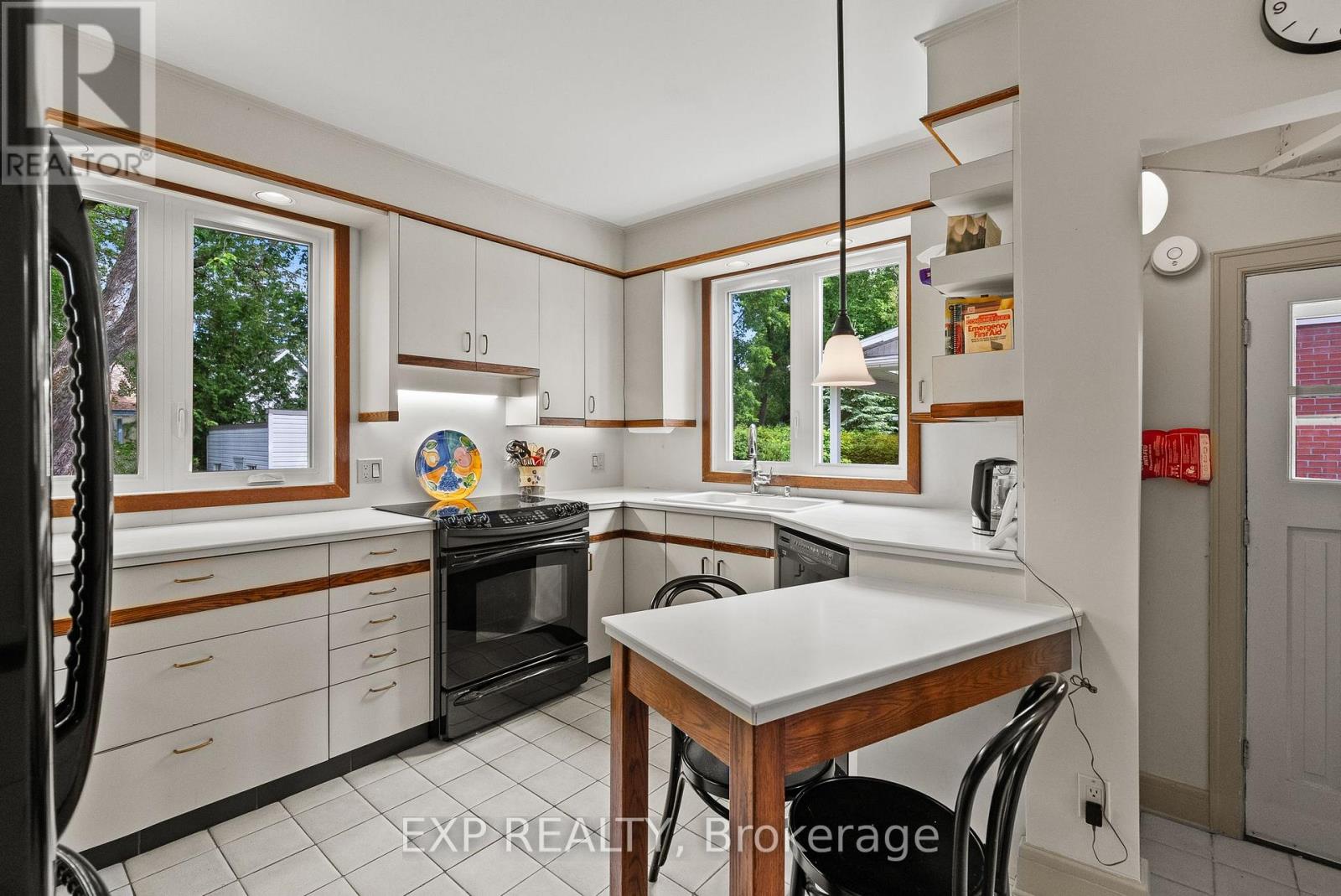 579 Broadview Avenue Property Photo 8