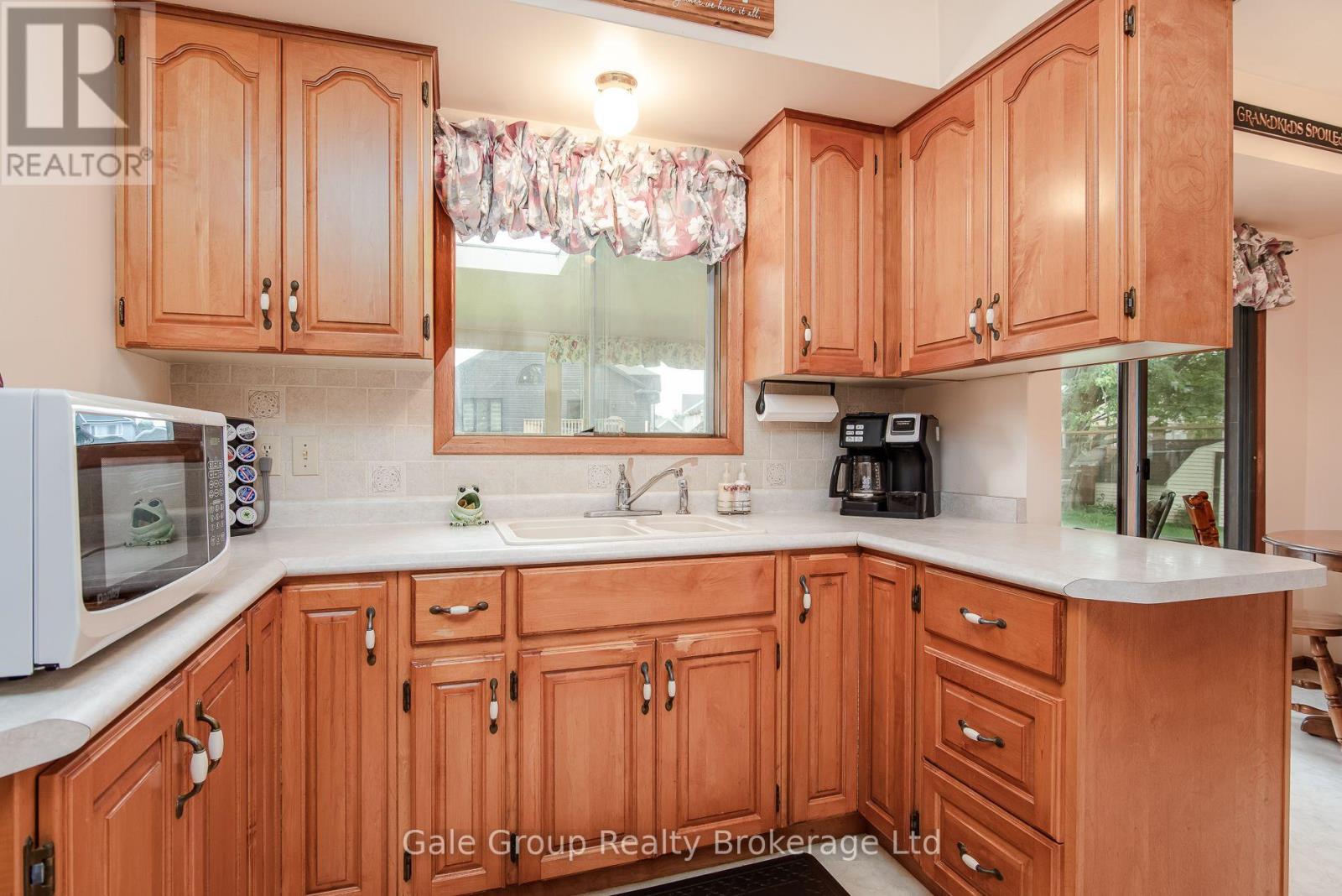 20 George Street E Property Photo 10