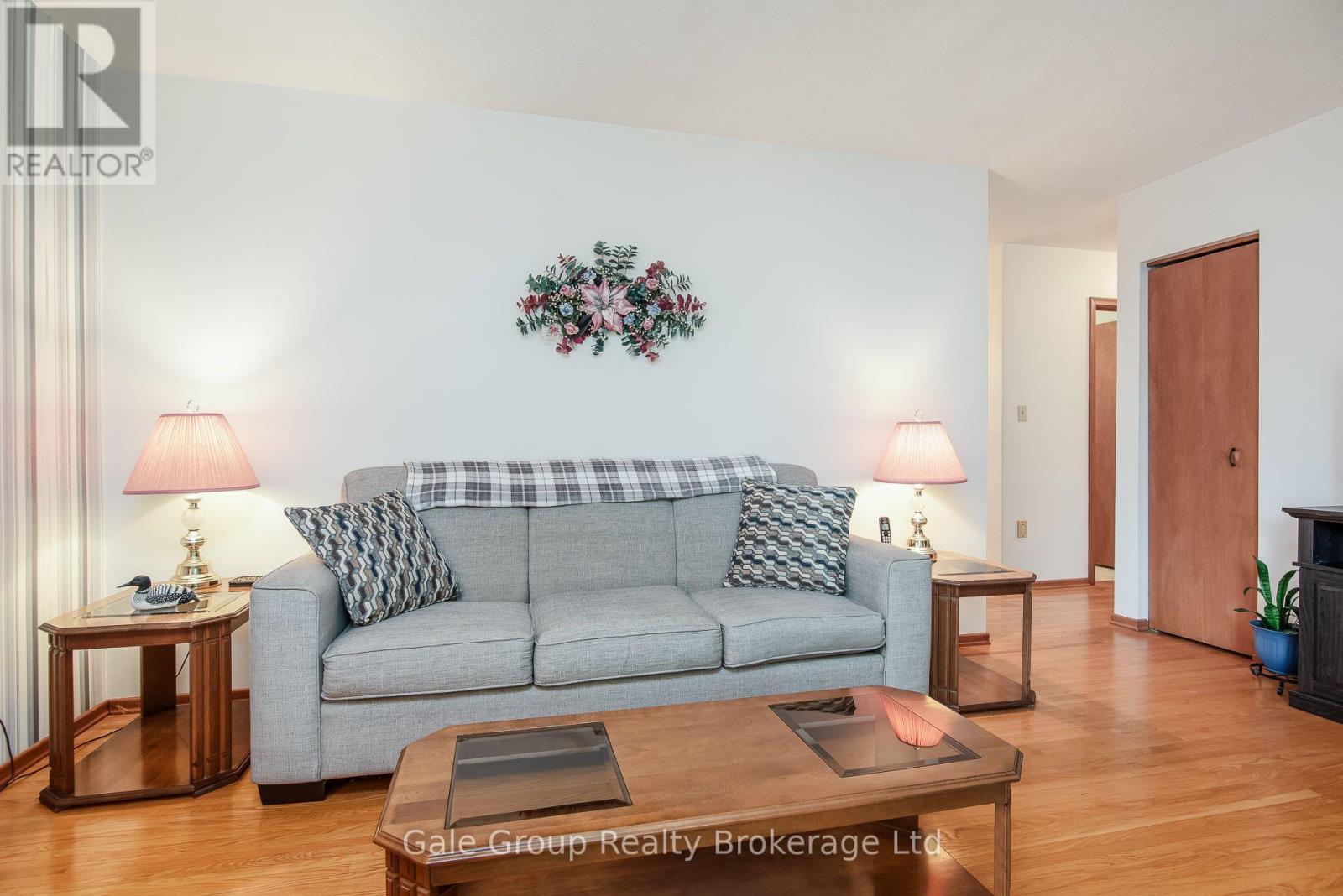 20 George Street E Property Photo 14