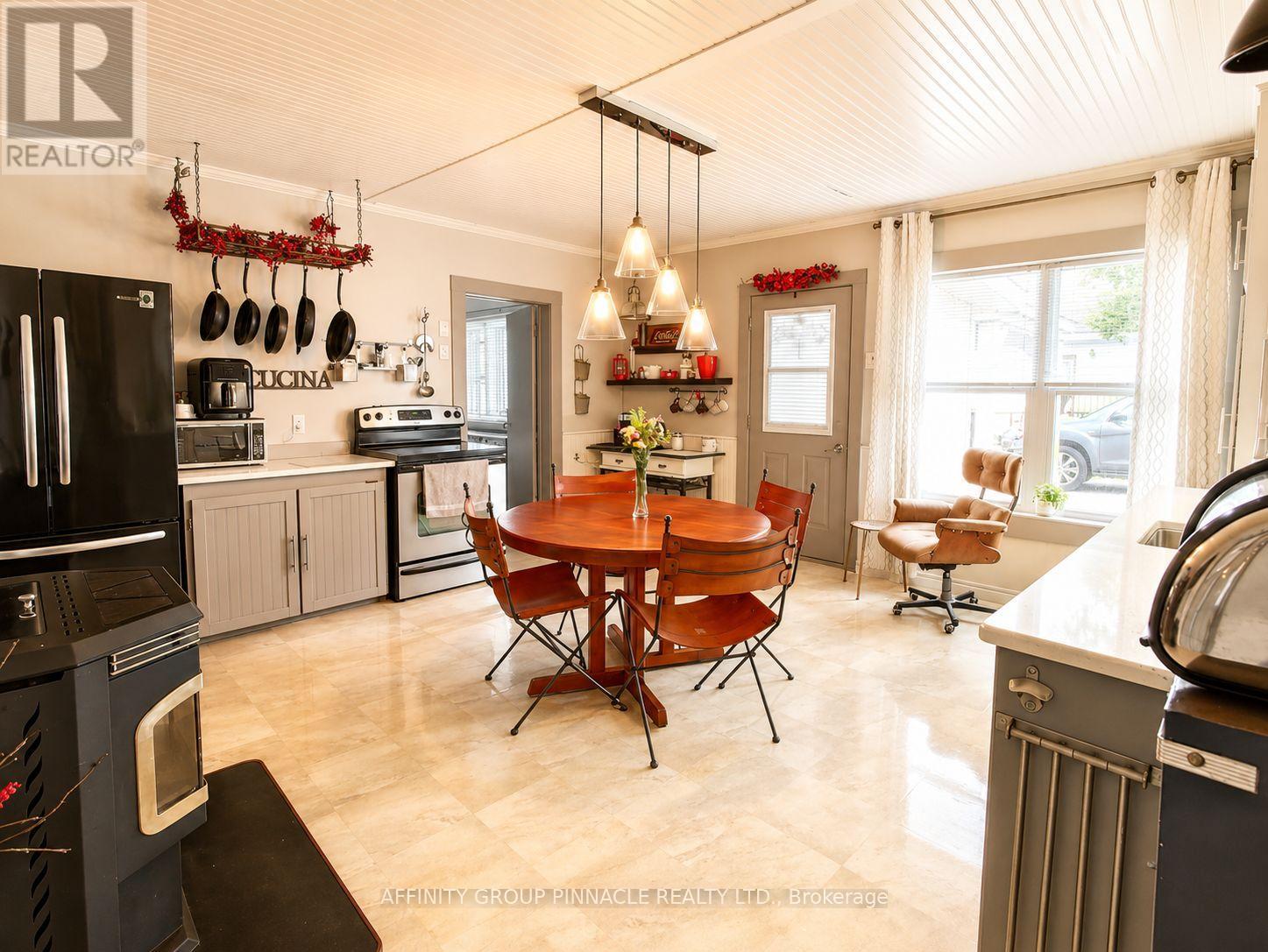 15 Prince Street W Property Photo 7