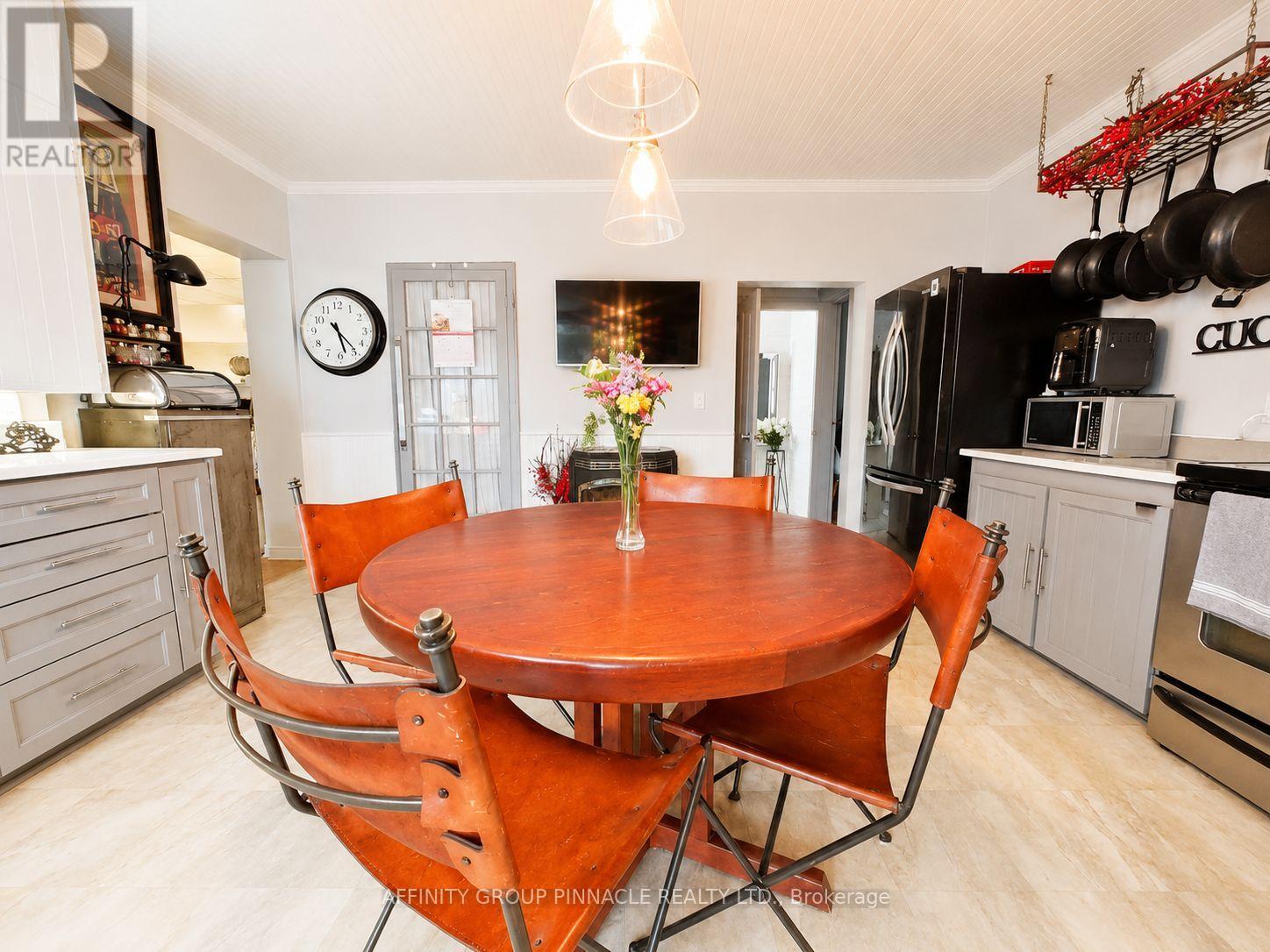 15 Prince Street W Property Photo 8