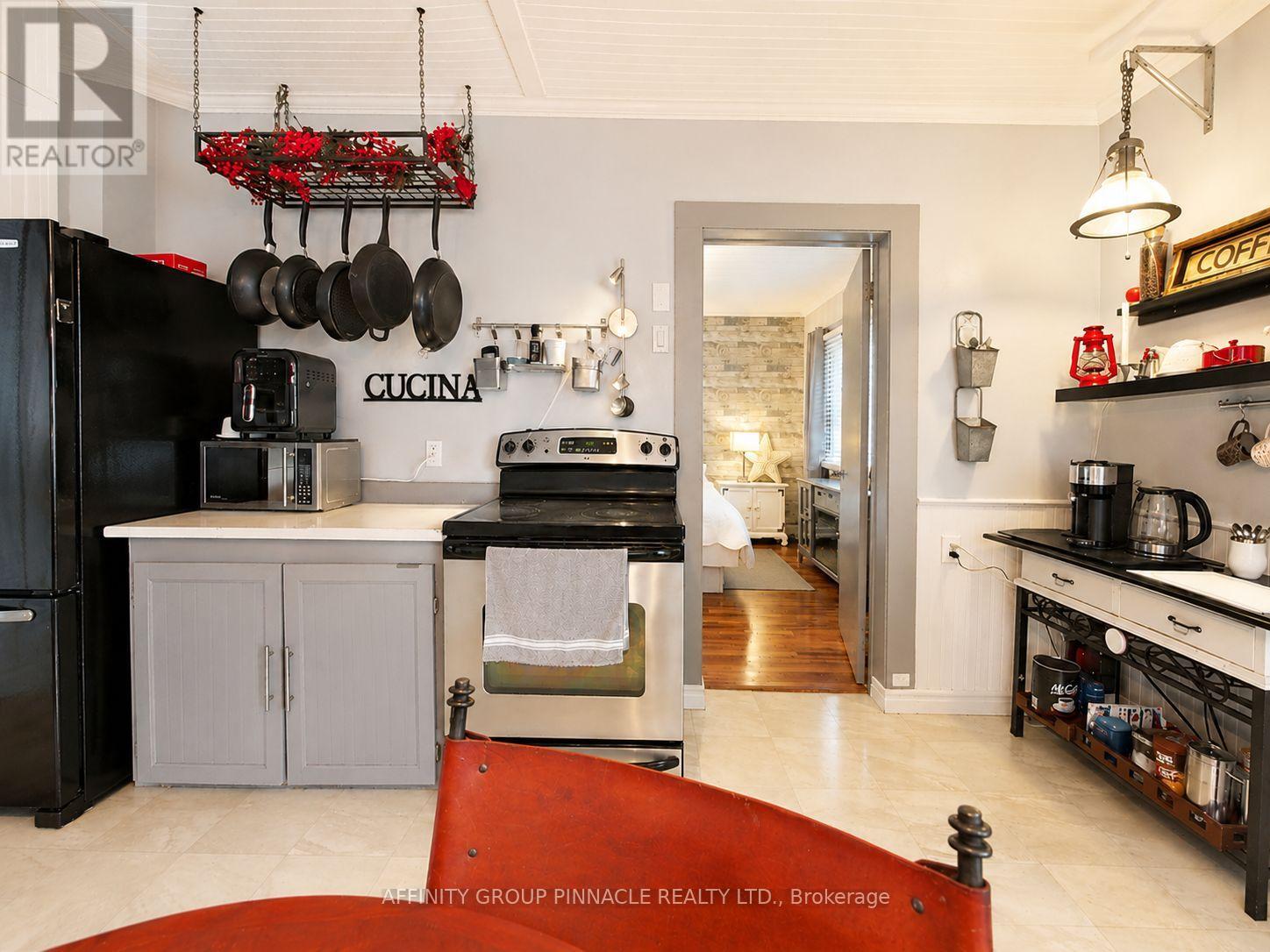15 Prince Street W Property Photo 9