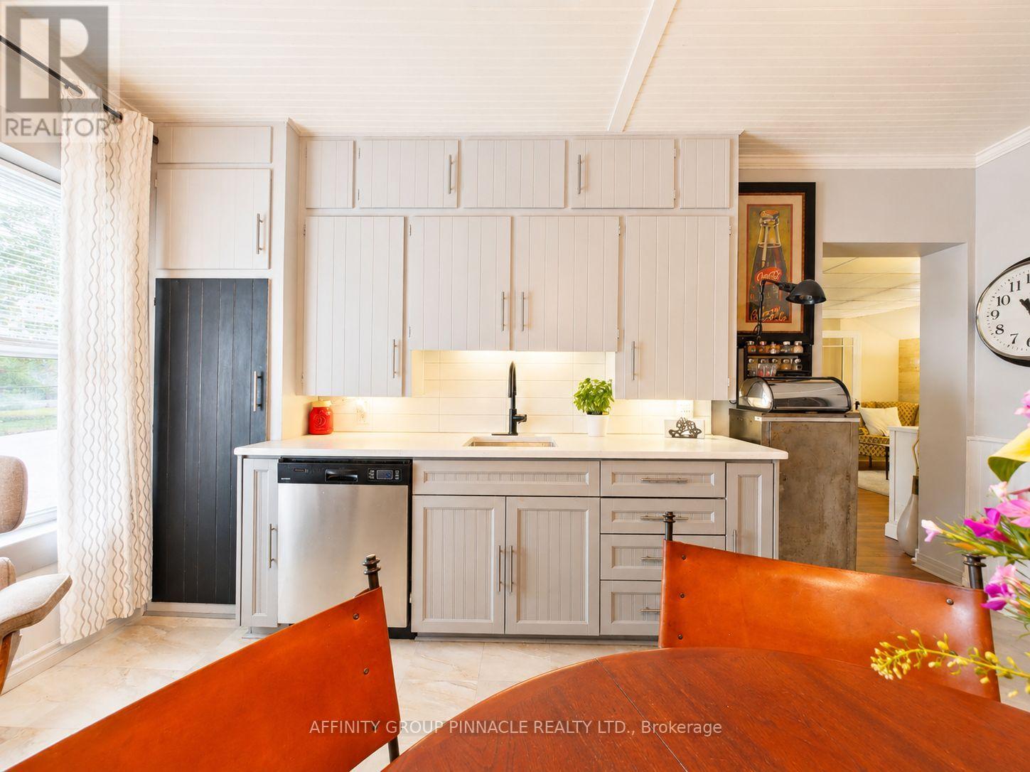 15 Prince Street W Property Photo 10