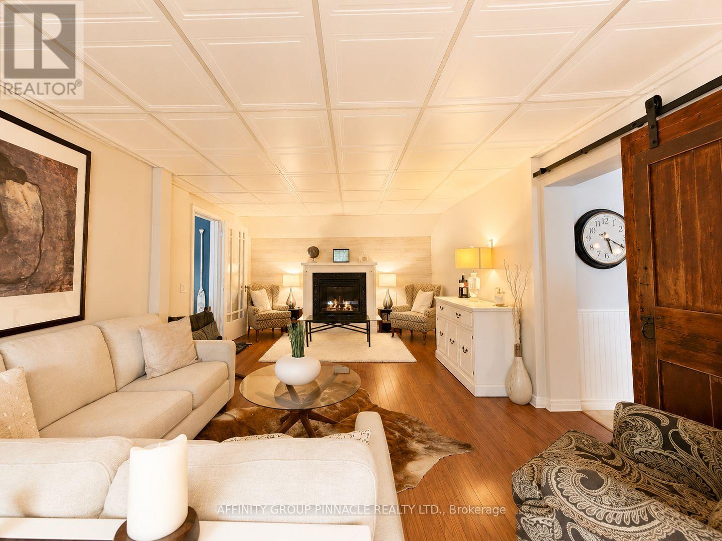 15 Prince Street W Property Photo 11