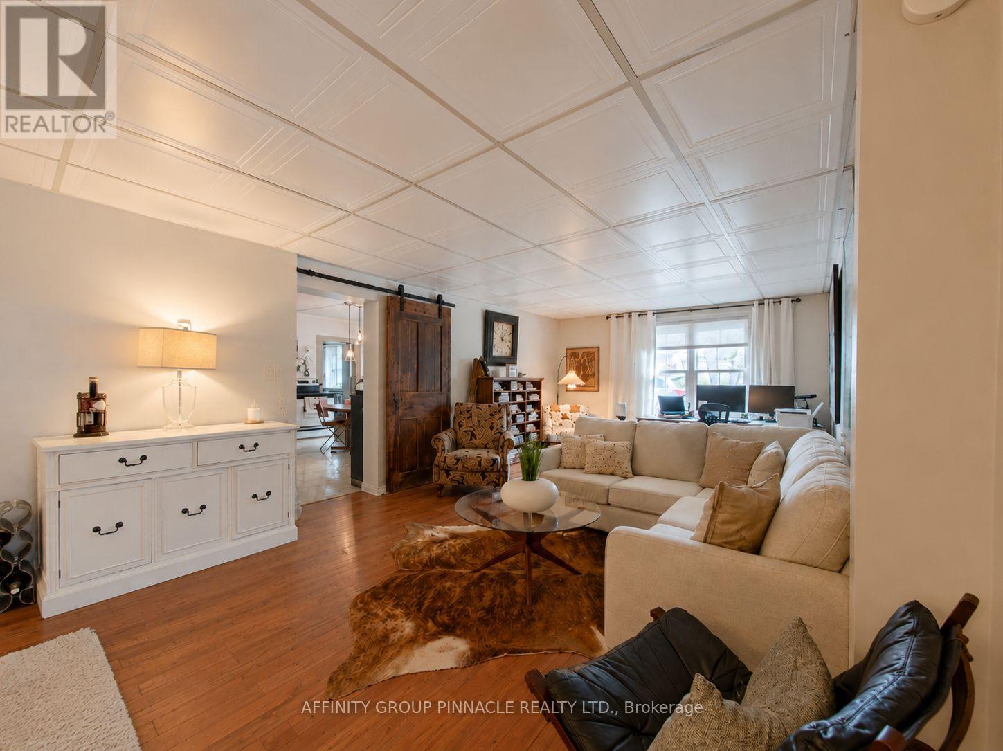 15 Prince Street W Property Photo 12