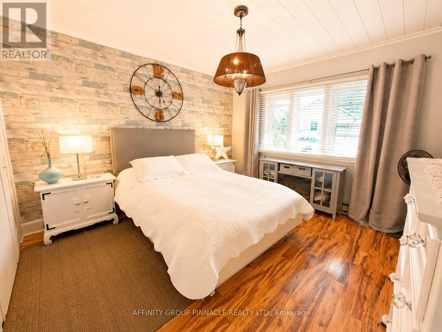 15 Prince Street W Property Photo 16