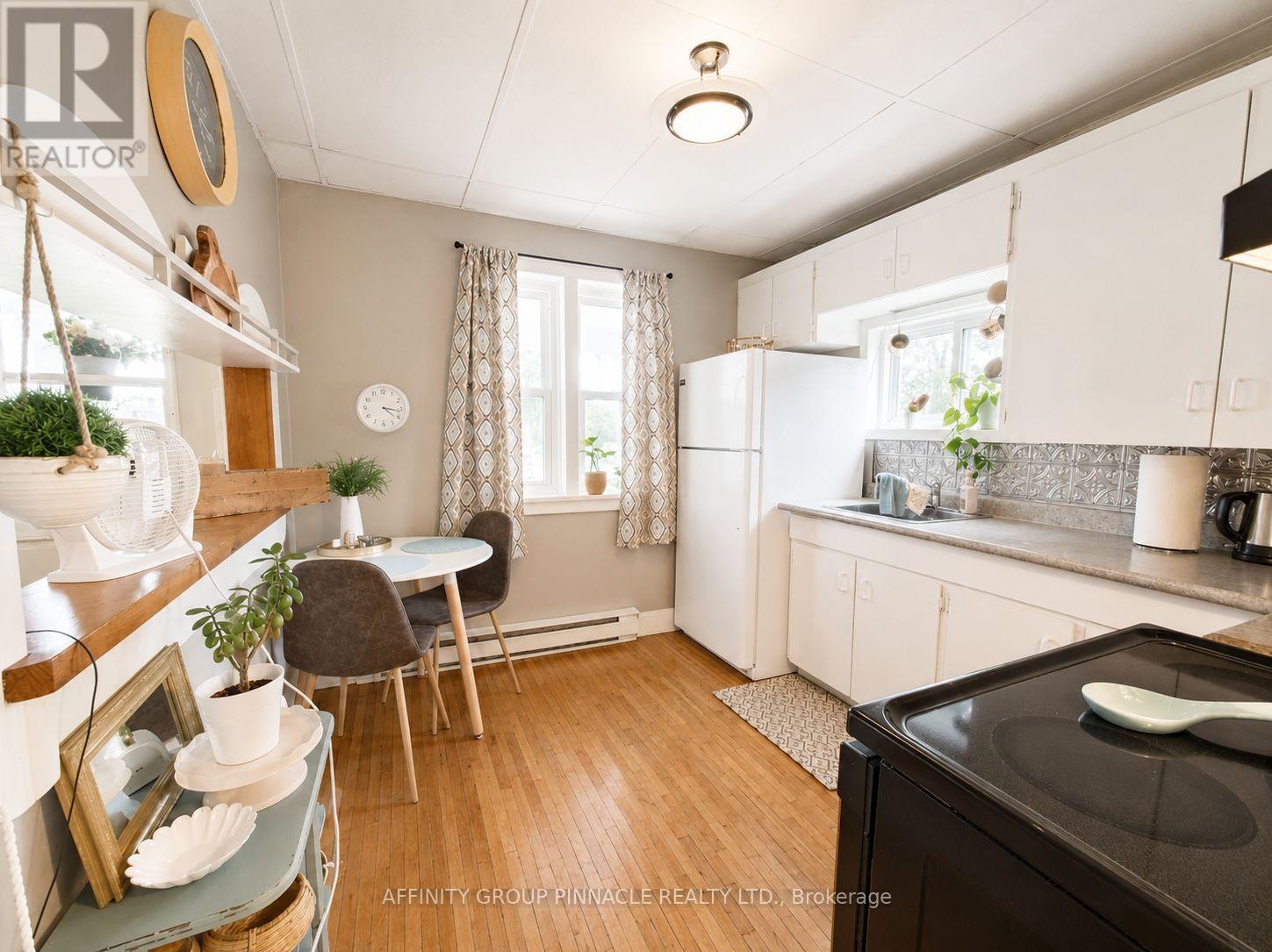 15 Prince Street W Property Photo 32