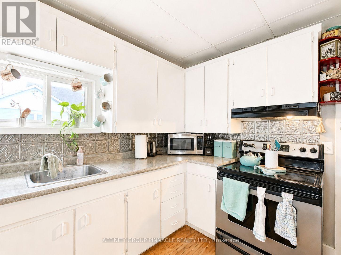 15 Prince Street W Property Photo 33