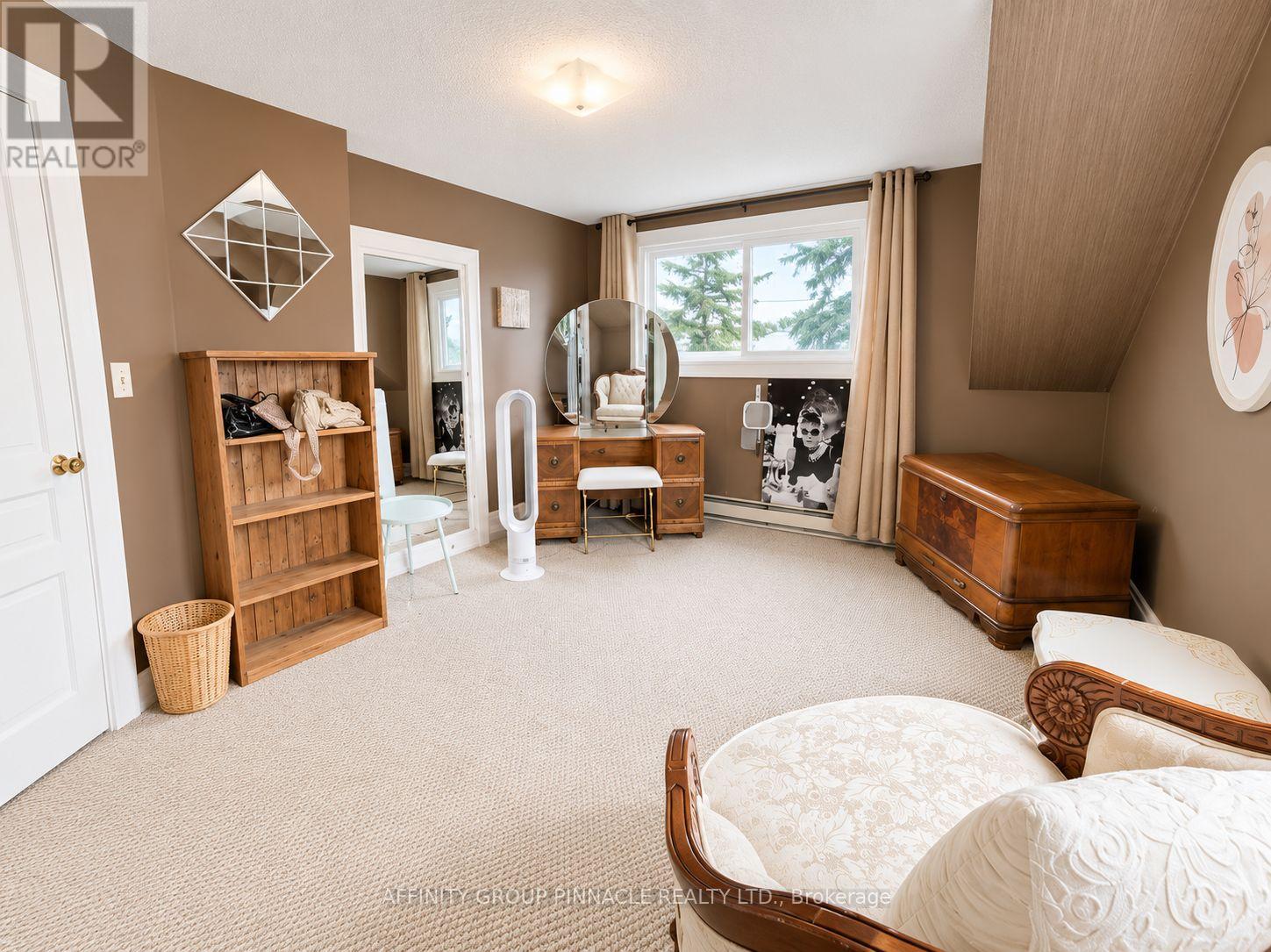 15 Prince Street W Property Photo 36