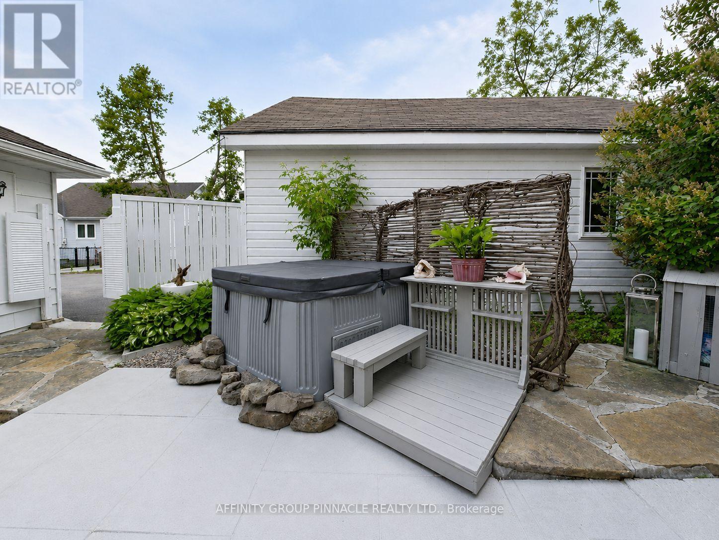 15 Prince Street W Property Photo 41
