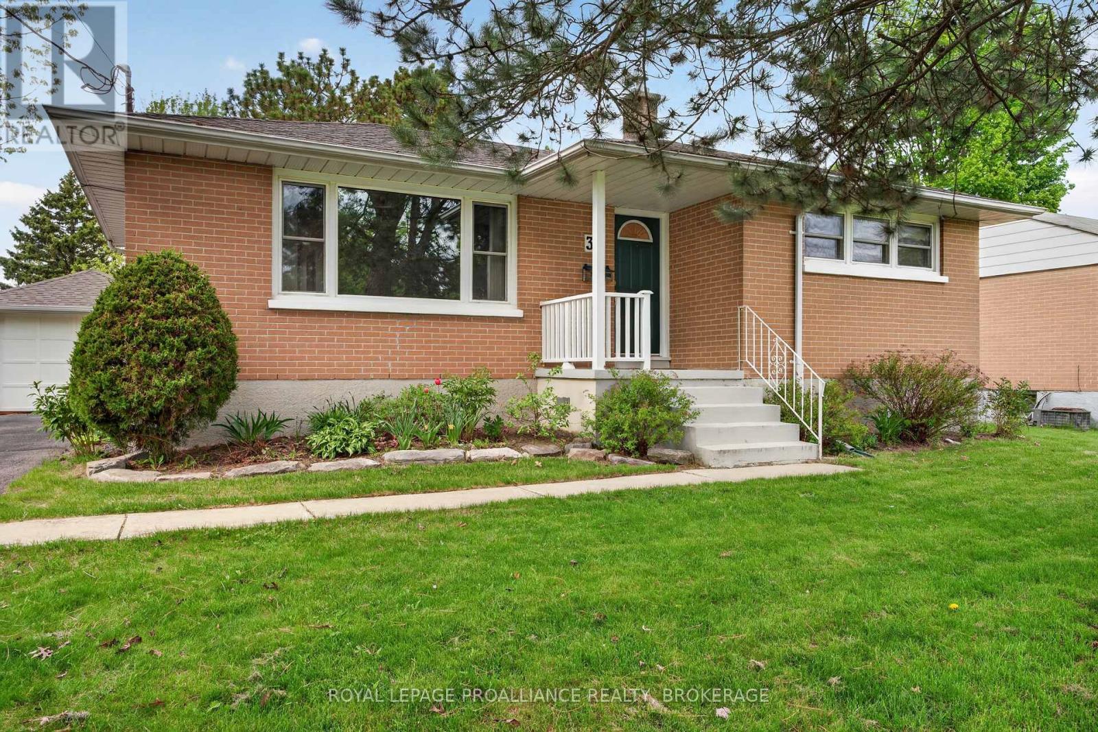 32 LENNOX STREET Property Photo 1