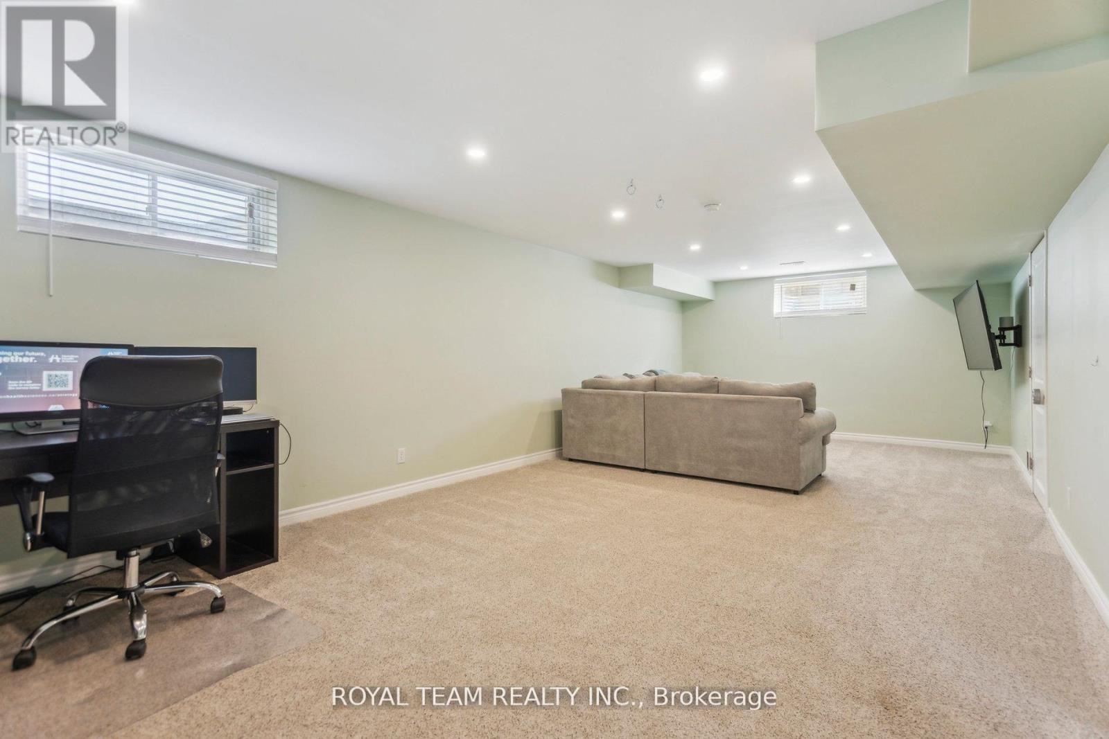 2 Lafayette Street E Property Photo 27
