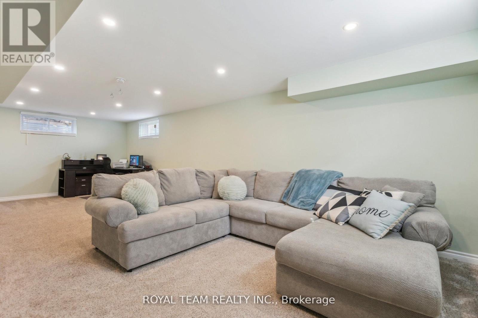 2 Lafayette Street E Property Photo 28